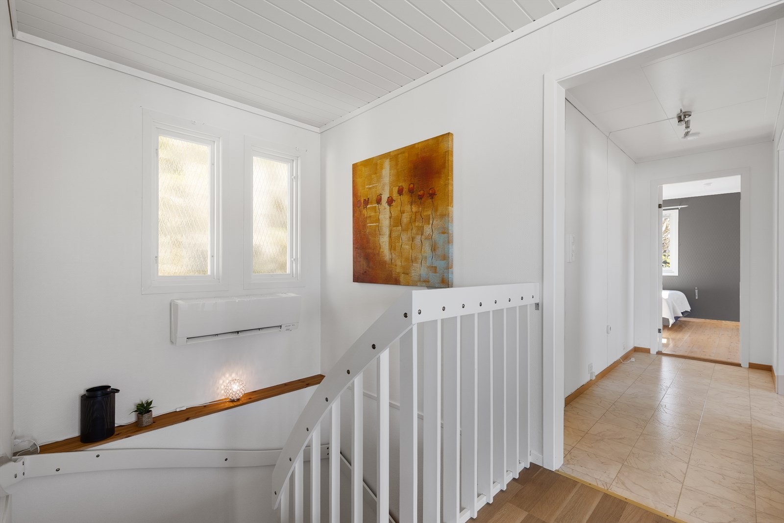 Trappegangen binder etasjene sammen. Her er det installert en luft-til-luft varmepumpe fra 2017. Galleribilde