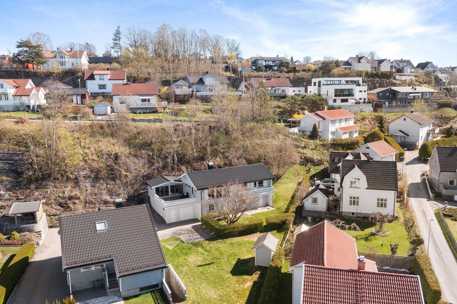 Gode bussforbindelser i gangavstand med ruter til Skien, Porsgrunn og Bamble. Galleribilde