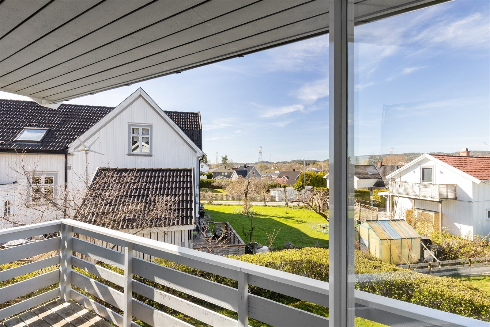 Hyggelig utsikt over nærområde fra verandaen fra hovedsoverommet. Galleribilde