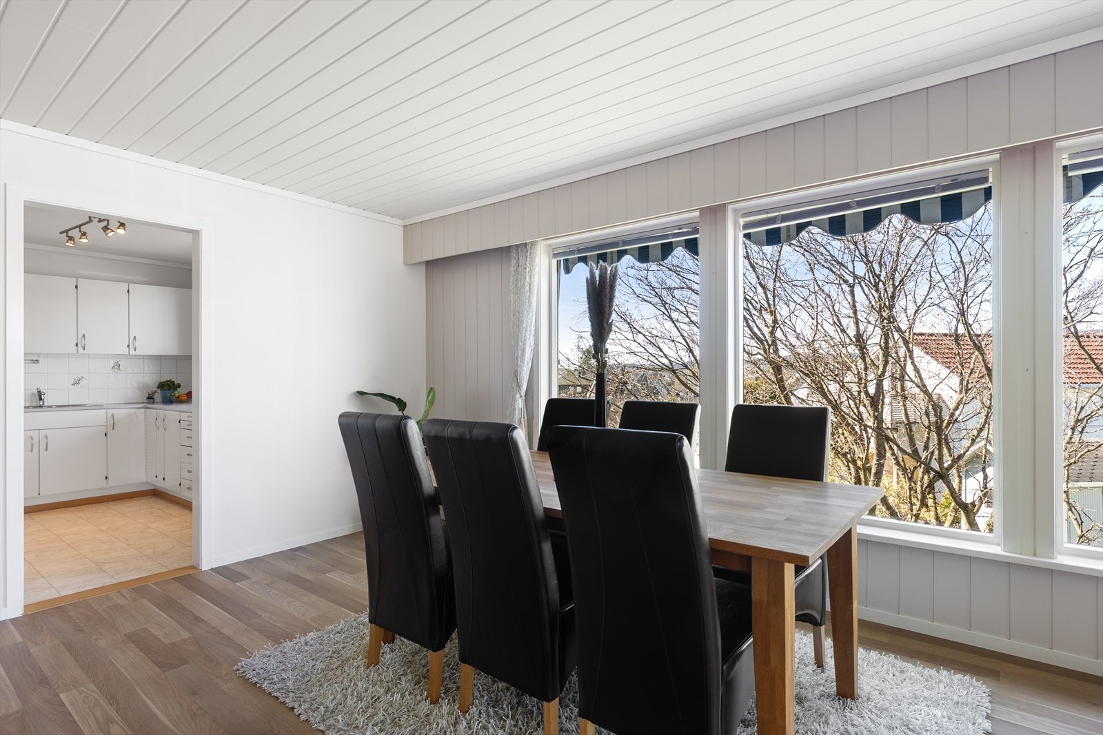 Den åpne løsningen mellom spisestuen og kjøkkenet gjør dette til en sosial og funksjonell sone. Galleribilde