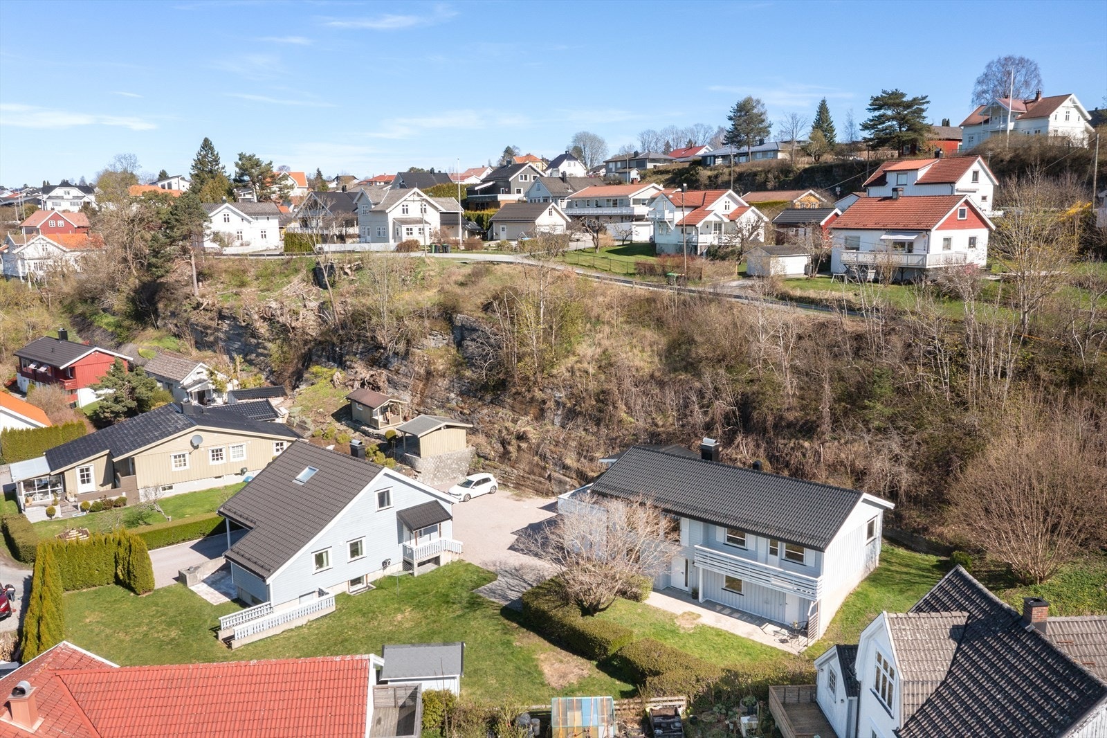 Flere flotte tur- og rekreasjonsområder i nærheten, som Borgeåsen, "Bølestranda" og stiene langs Gjerpensdalen. Galleribilde