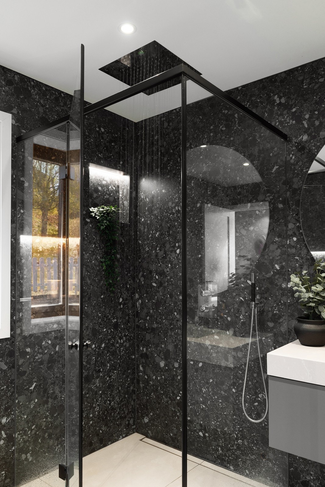 Lekkert flislagt med stor dusj og badekar - Flisene er 160x240 store - Spesialbestilt glass til dusj fra glassmesteren, reinfallsdusj fra tapwell Galleribilde