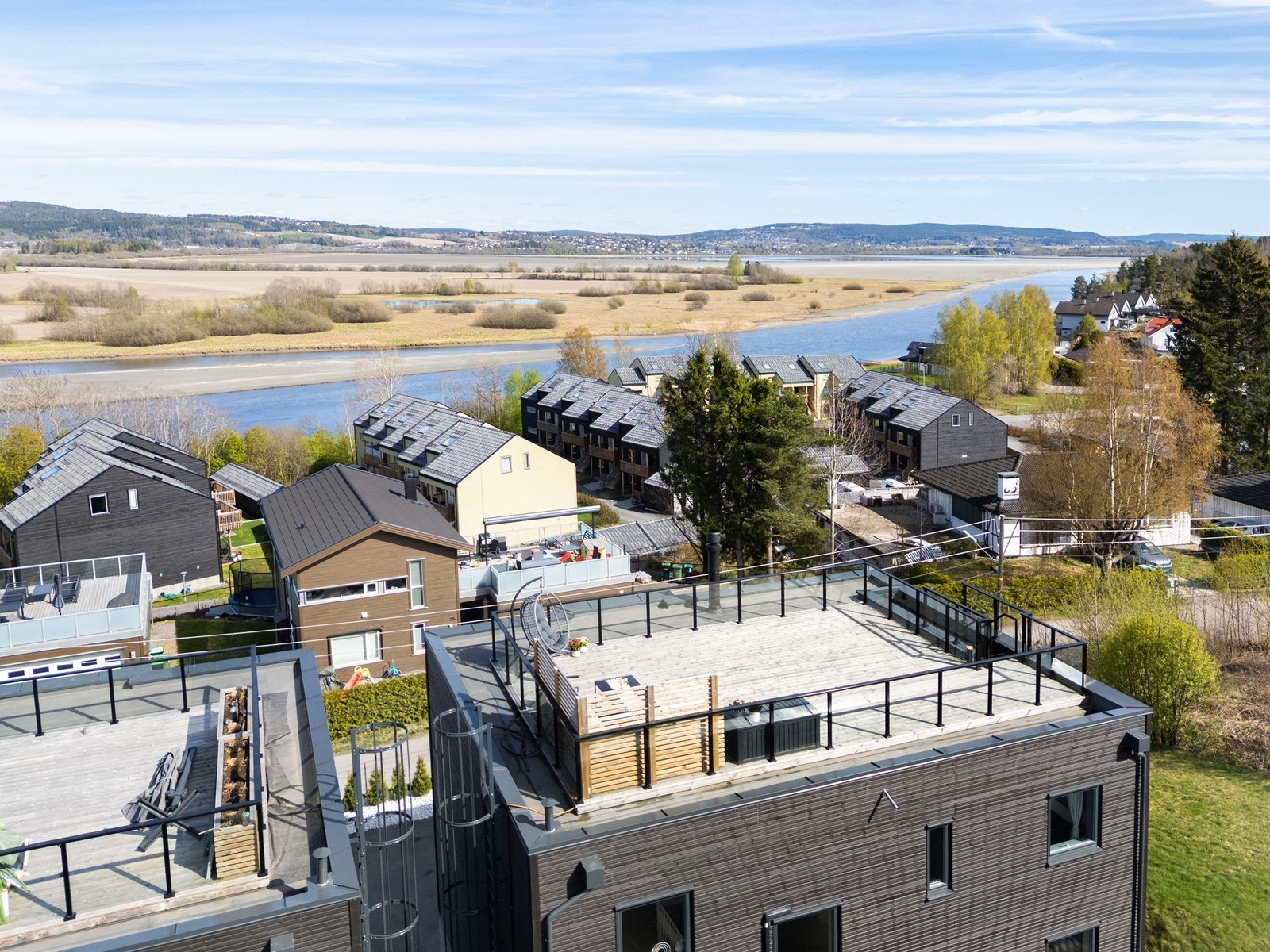 Grunnet den korte reiseveien ned til Lillestrøm er området meget populært. Det tar kun ca. 5 min med bil til Lillestrøm og ca. 20 min til Oslo. Galleribilde