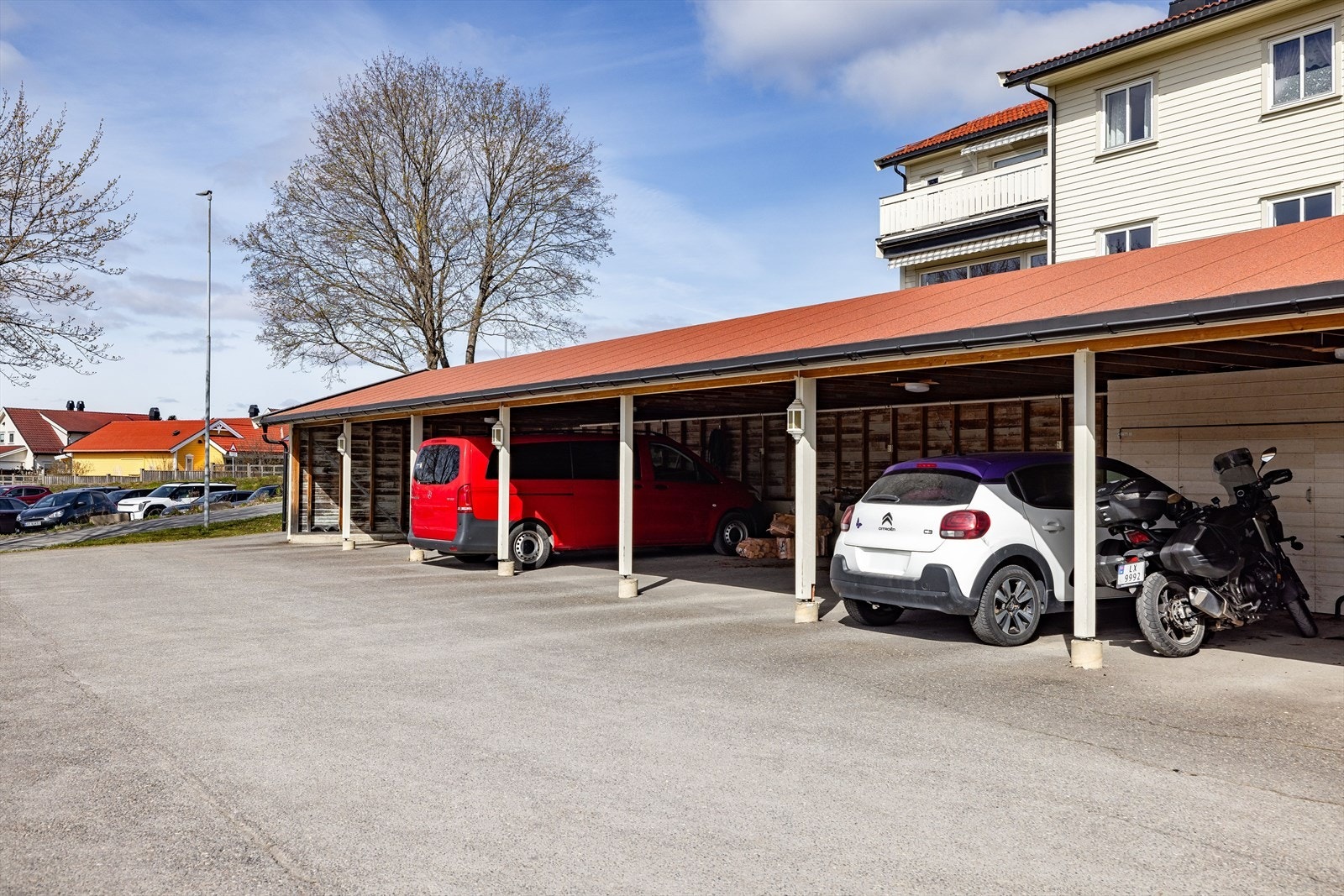 Det medfølger parkering i carport hvor det er mulig å koble opp lader til elbil. Hvis du får gjester er det plass til flere biler på felles parkeringsplass. Galleribilde