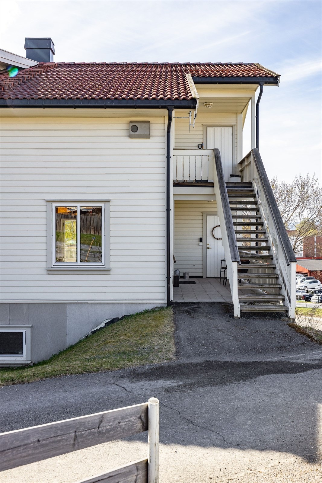 Inngang til leiligheten er fra bakkeplan. Med dette slipper du trapper noe som gjør adkomsten enkel for alle. Galleribilde