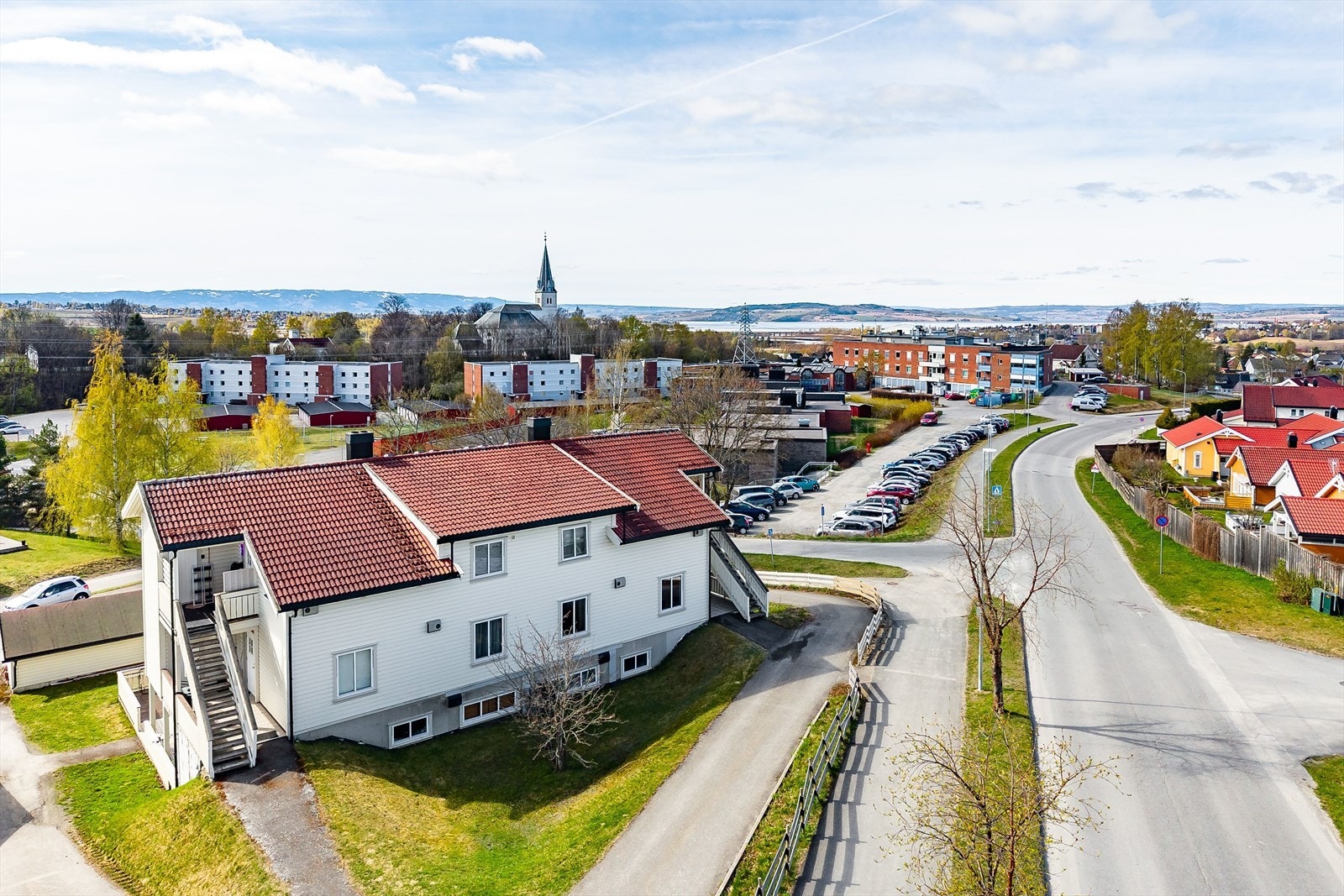 Innganger på høyre side av bygget. Det er totalt 6 leiligheter i bygget og sameiet består totalt av 26 leiligheter. Galleribilde