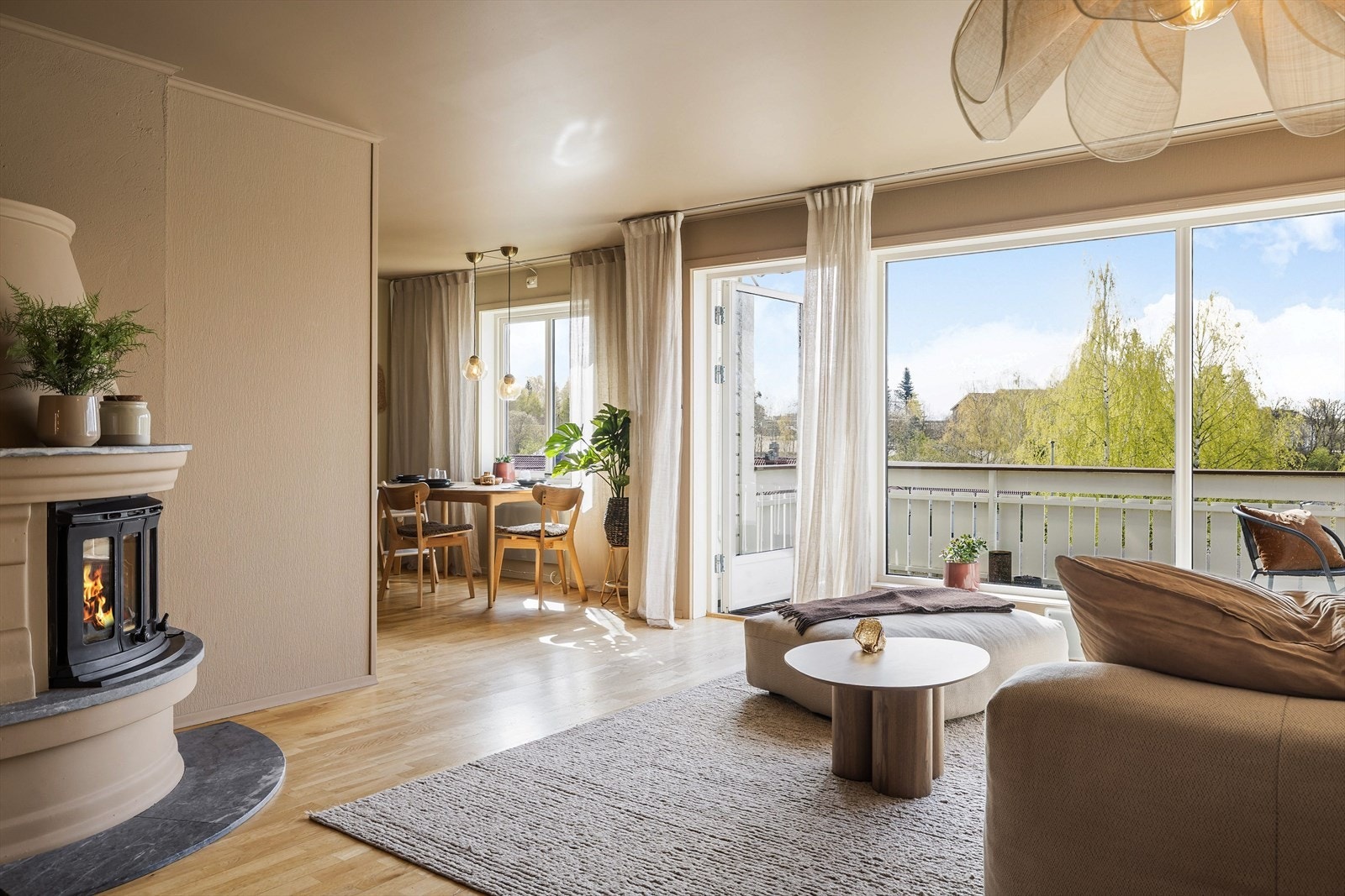 Stua har god plass til en romslig sofagruppe. Galleribilde