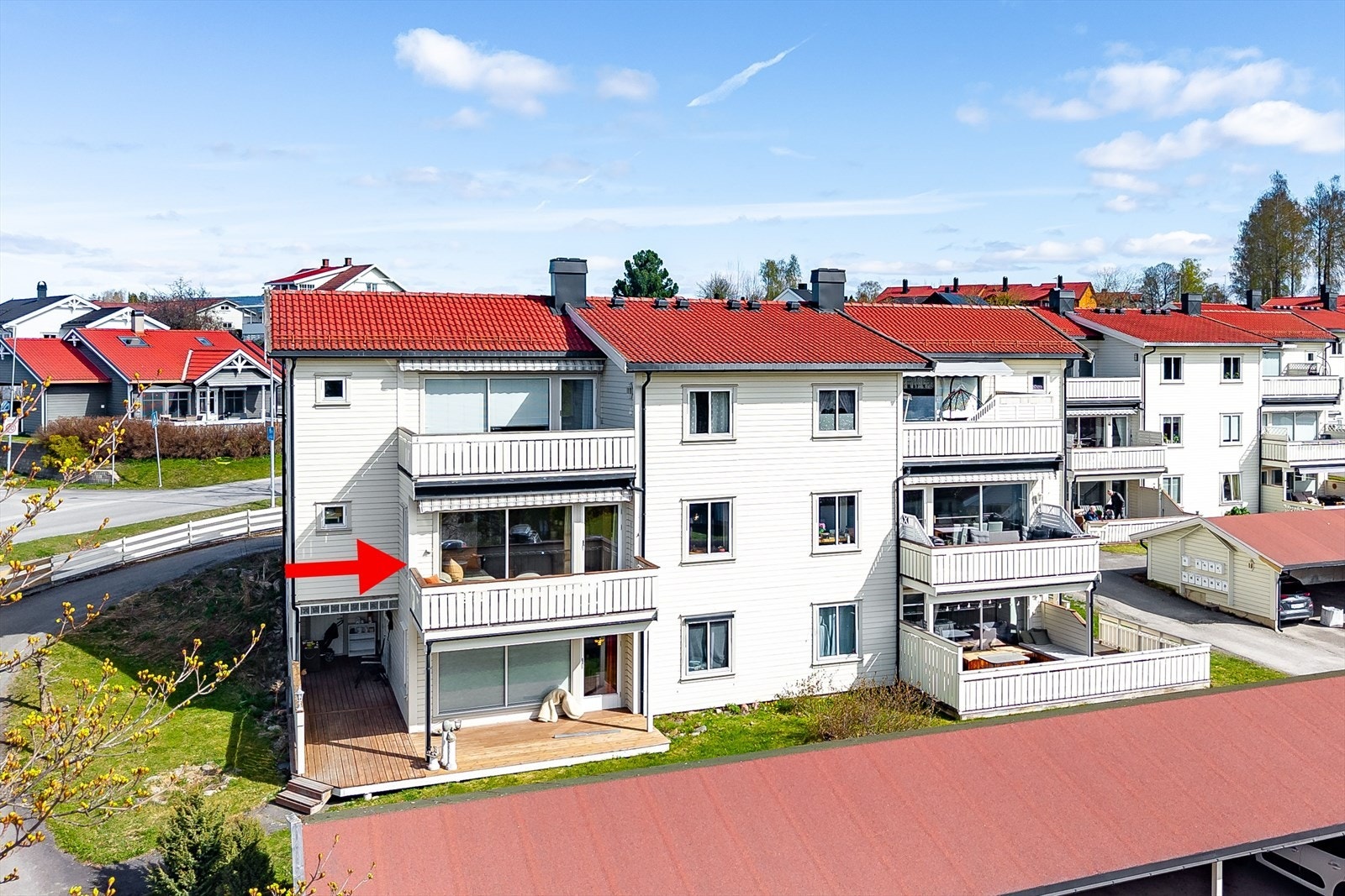 Leiligheten ligger i byggets midtestre etasje i denne 6-mannsboligen på Ridabu. Galleribilde