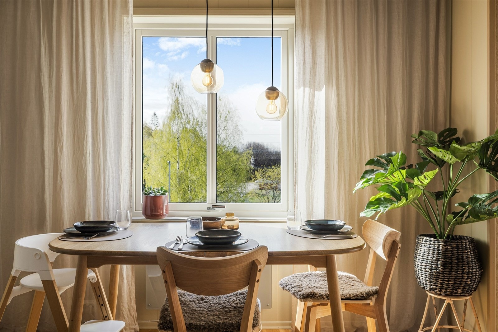 Gjennomtenk plassering av vinduet som gir deg fint dagslys under matlagingen og ved spisebordet. Galleribilde