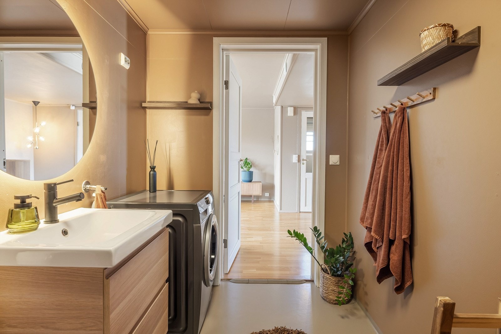 Badet har en fin løsning og følger stilen til resten av leiligheten. Galleribilde