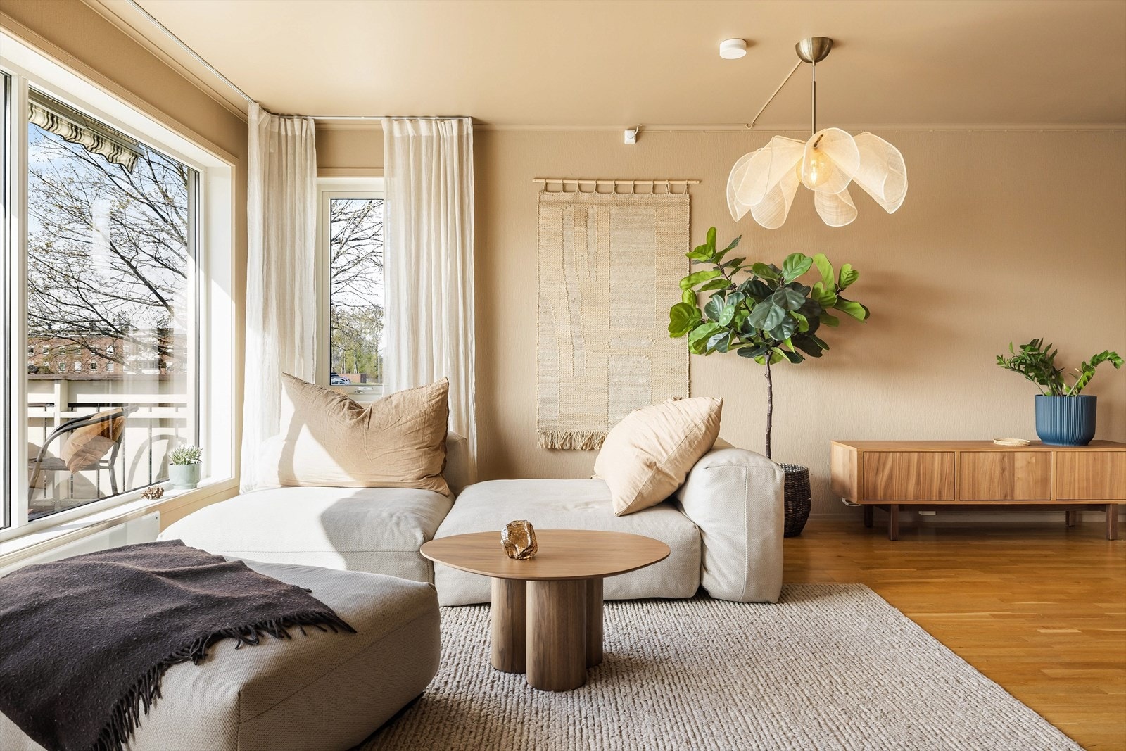 Store vinduer gir god med naturlig lys fra flere vinkler. Galleribilde