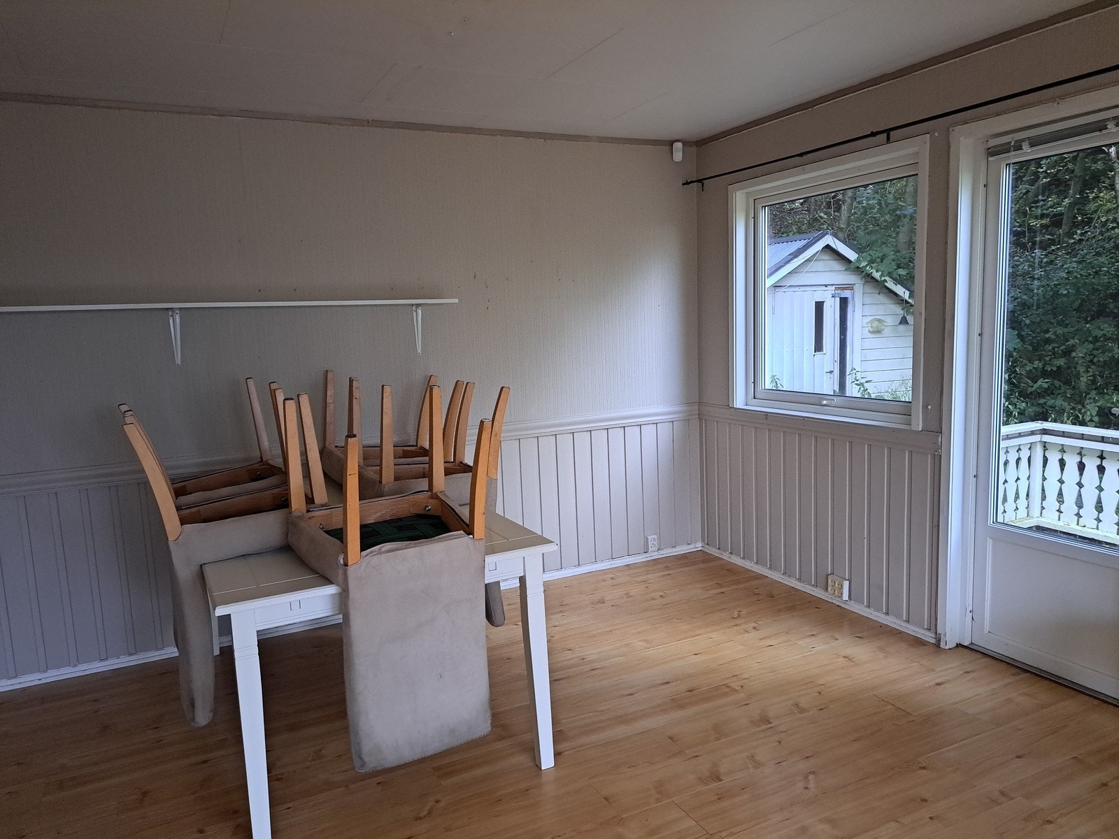 Større stueområde med store vindusflater Galleribilde