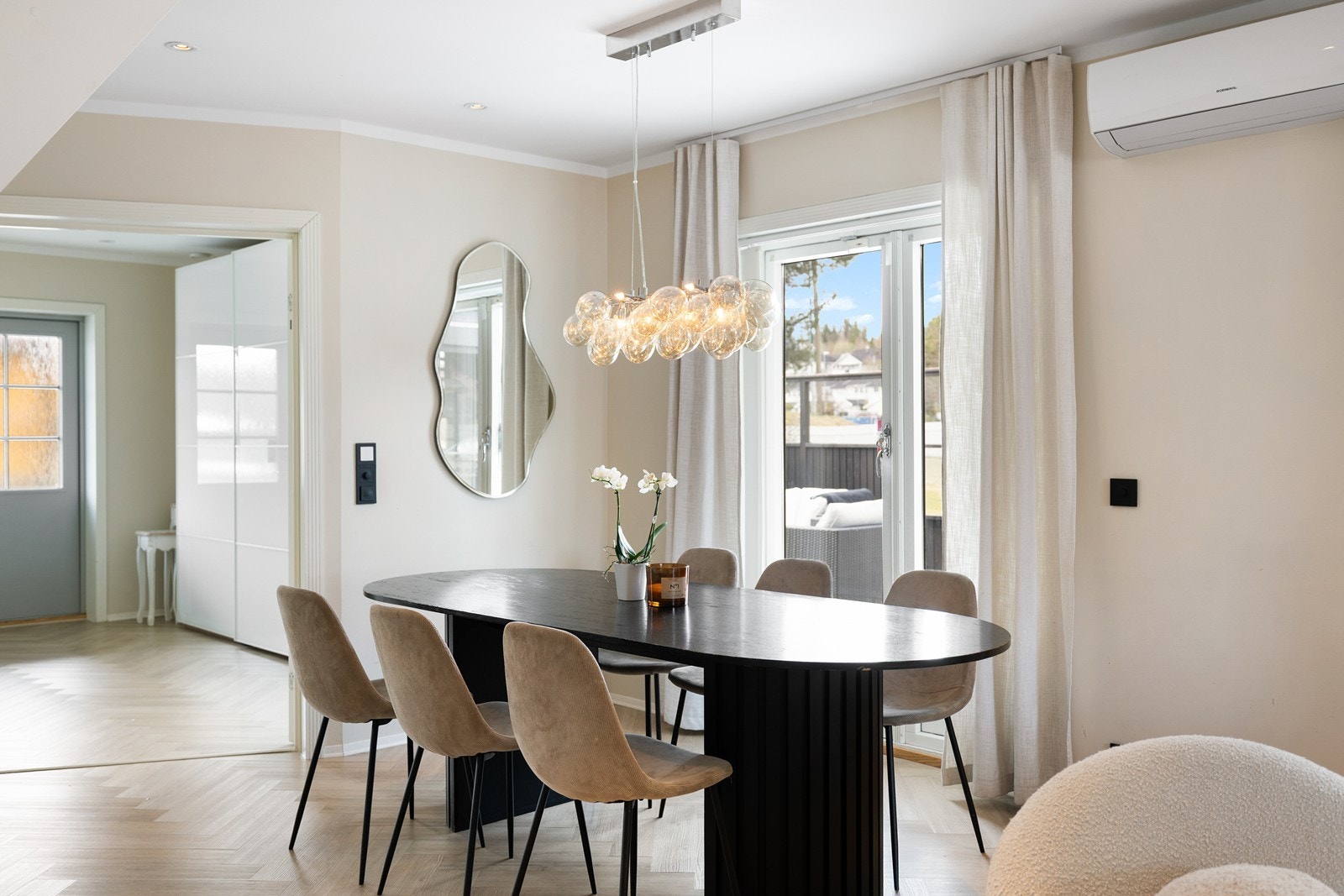 Stuen fremstår som en lys og svært innbydende oase, med en åpen planløsning som gir en fantastisk romfølelse. Galleribilde