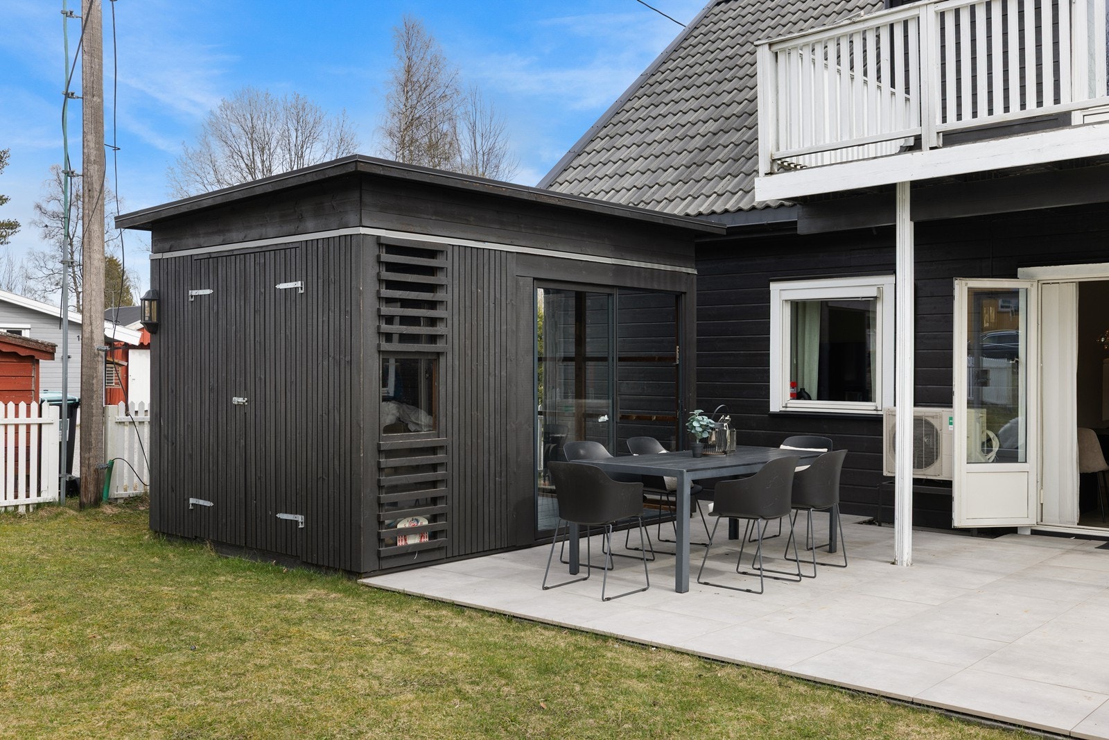 Som en forlengelse av terrassehyggen finner man en moderne utestue/utebod med store glassflater, som gjør det mulig å tyvstarte sommeren tidlig på våren og nyte kveldene langt utover høsten. Galleribilde