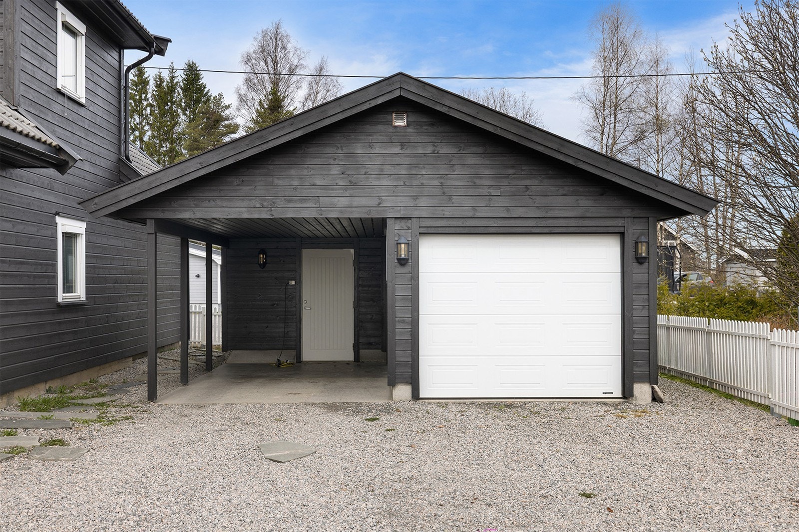 Parkering i frittstående garasje på ca. 24 m² og i carport på ca. 14 m². For øvrig parkering på singlet gårdsplass. Galleribilde