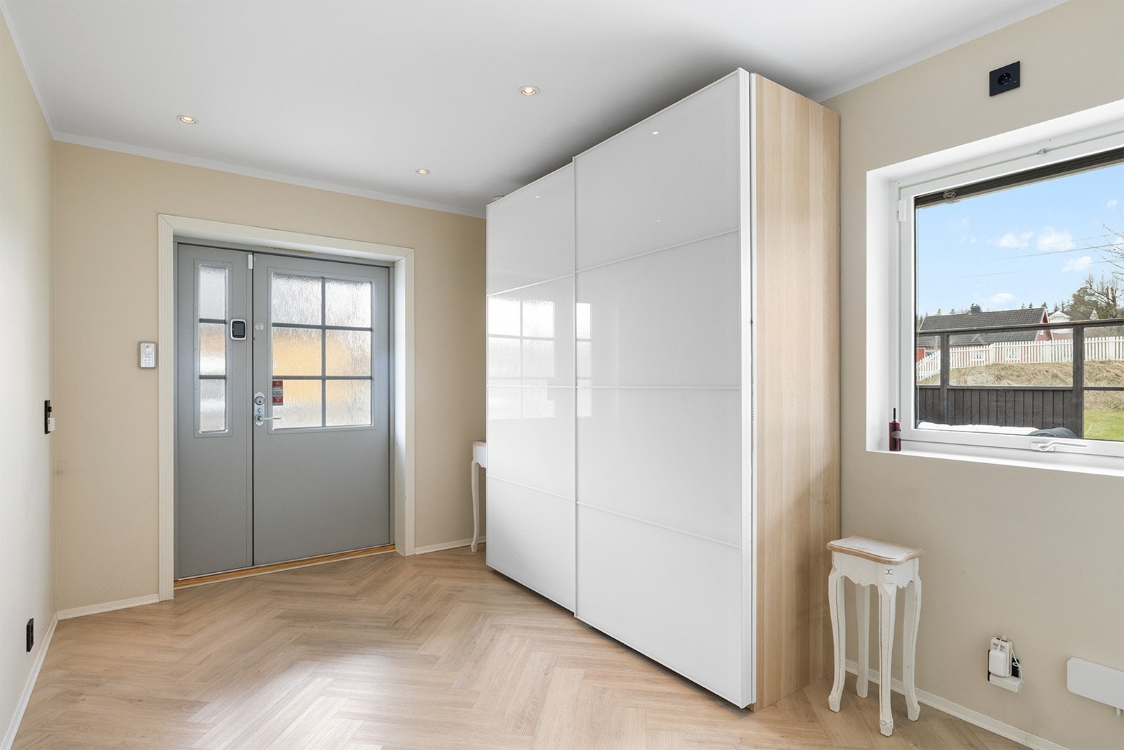 Velkommen inn - Entréen gir et fantastisk førsteinntrykk og ble betydelig oppgradert i 2022 med et lekkert fiskebensgulv og nymalte flater i en tidsriktig fargepalett. Galleribilde