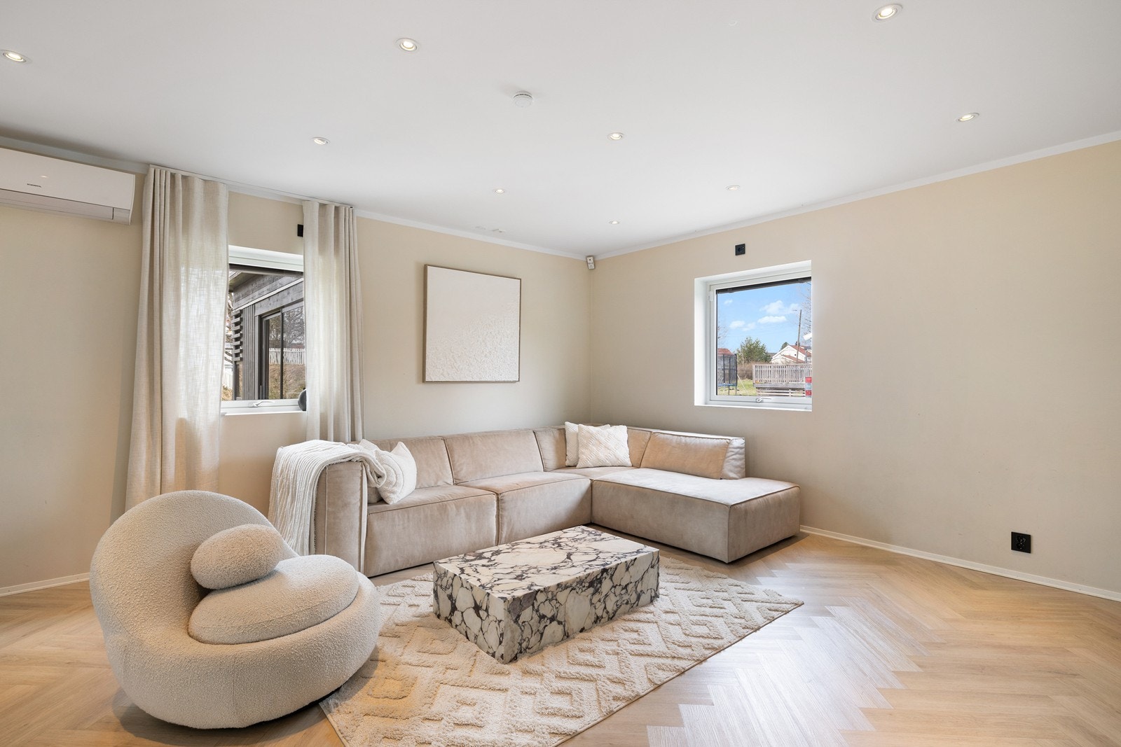 Moderne LED-downlights, gulvvarme og en stilren varmepumpe sikrer optimal komfort året rundt. Galleribilde
