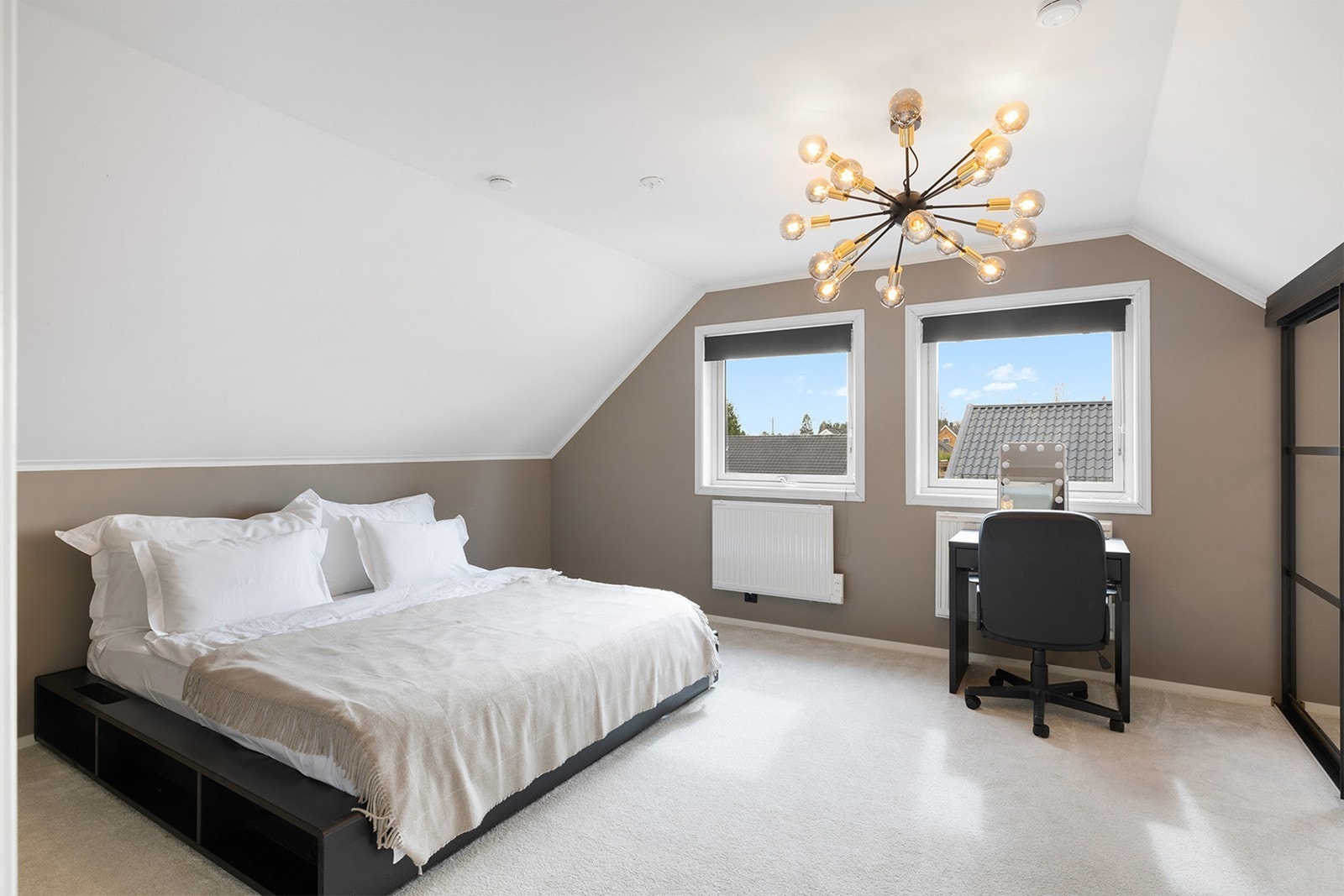 Hovedsoverommet i andre etasje er en romslig og harmonisk suite som oser av hotellfølelse. Dette rommet var egentlig 2 soverom. Galleribilde