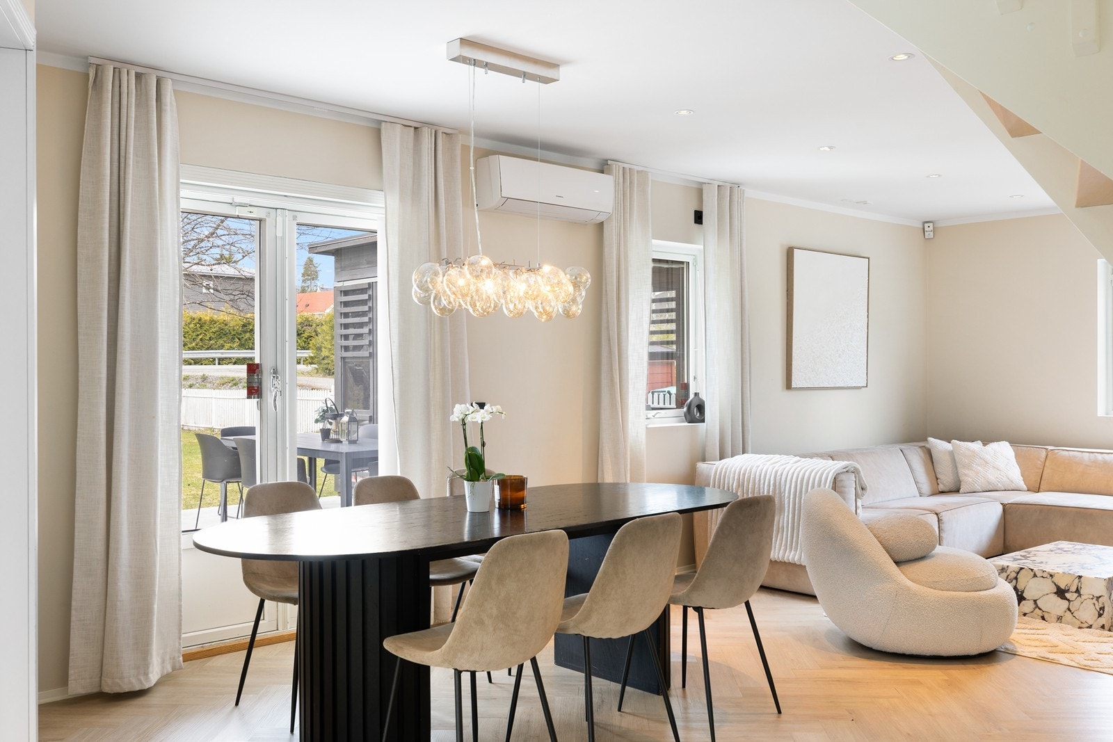 Rommet er naturlig inndelt i en romslig spisestueavdeling og en lun sofakrok, perfekt for både sosiale middager og avslapning. Galleribilde