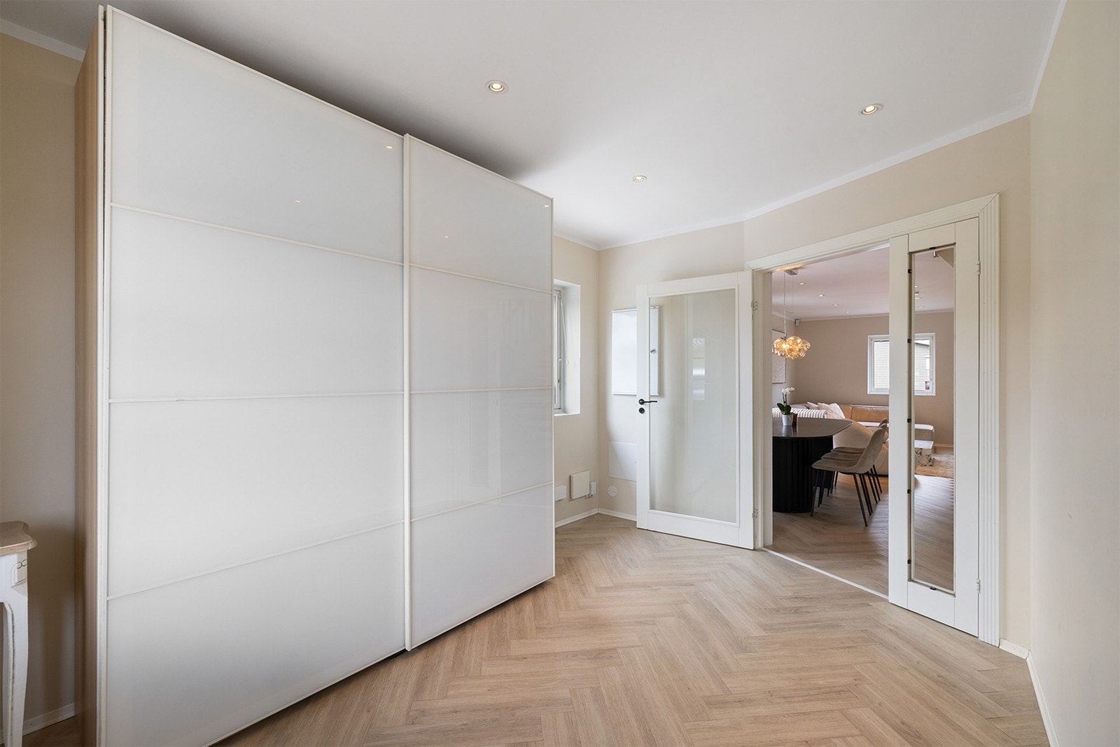Rommet er utstyrt med LED-downlights, behagelig gulvvarme og en romslig skyvedørsgarderobe som kombinerer stil med funksjonalitet. Galleribilde