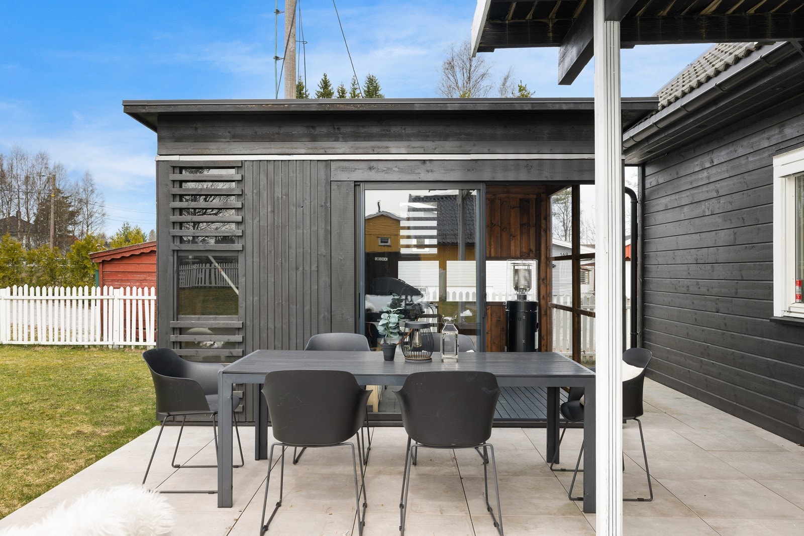 Her er det rikelig med plass til å innrede flere soner, fra en romslig sofagruppe til en hyggelig spisestue for de store grillkveldene. Galleribilde