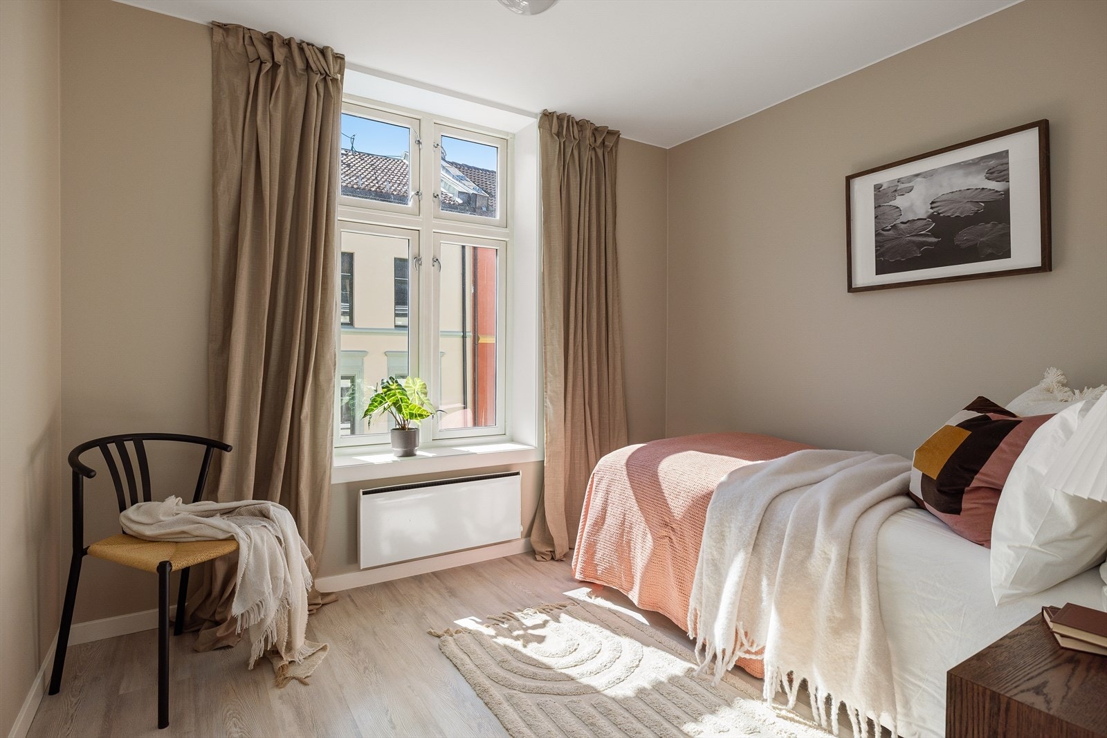 Soverom med god plass til dobbeltseng, nattbord og garderobe. Galleribilde