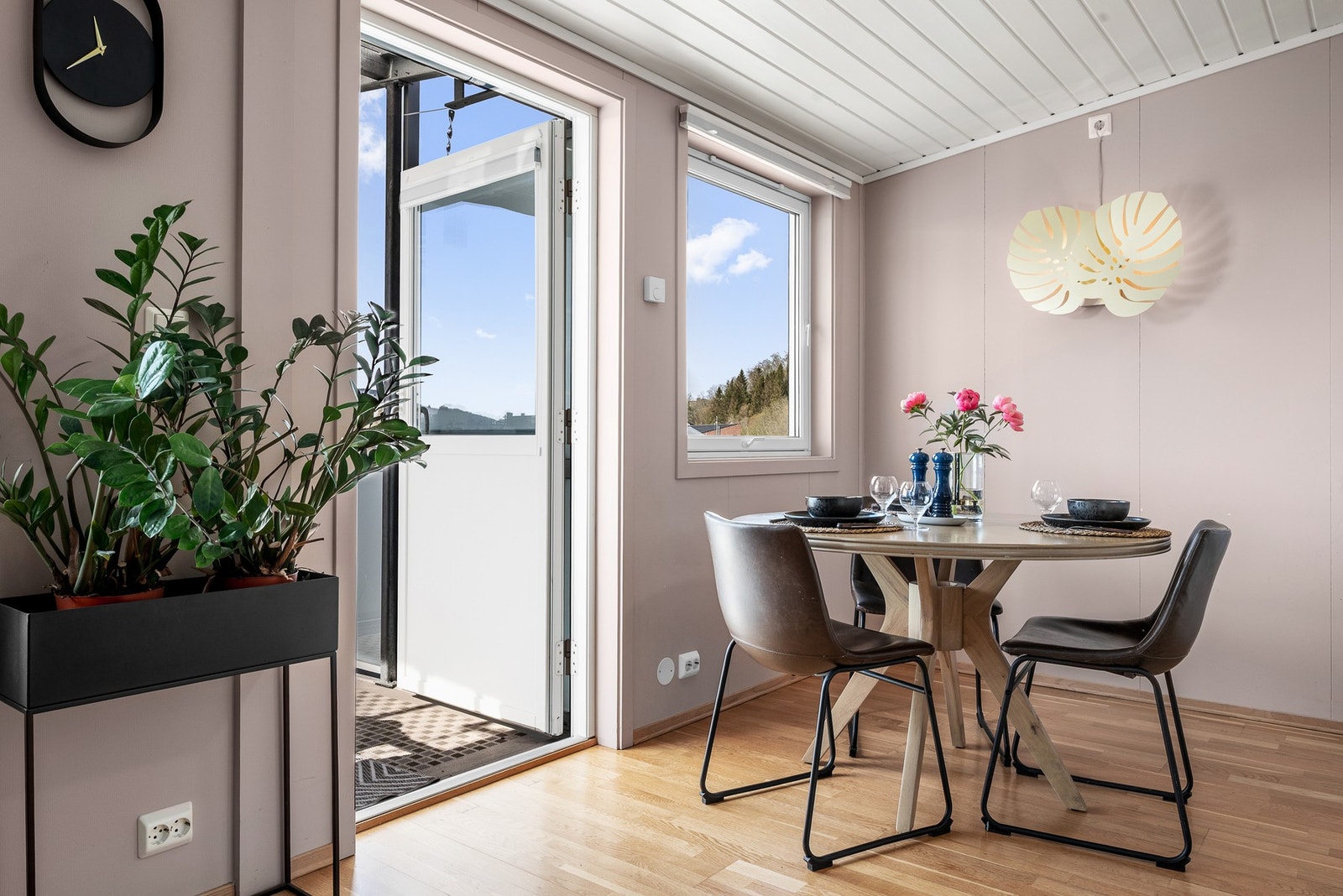 Fra stue/kjøkken delen er det utgang til veranda. Galleribilde