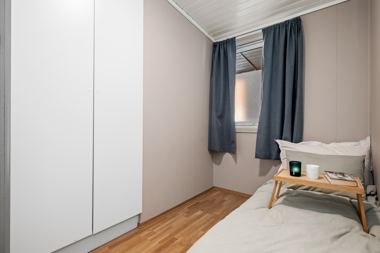 Soverom på 8m² med innfelt garderobeskap. Galleribilde