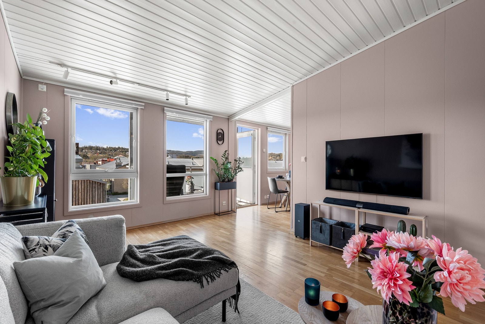 Velkommen til Rådhusvegen 31! Foto (Interiørfoto v/Haukdal) Galleribilde