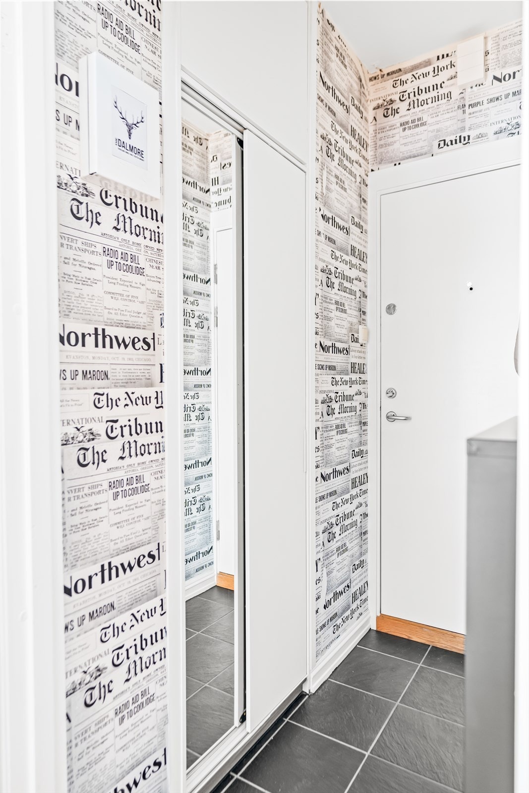 Det er etablert skyvedørsgarderobe i gangen. Galleribilde