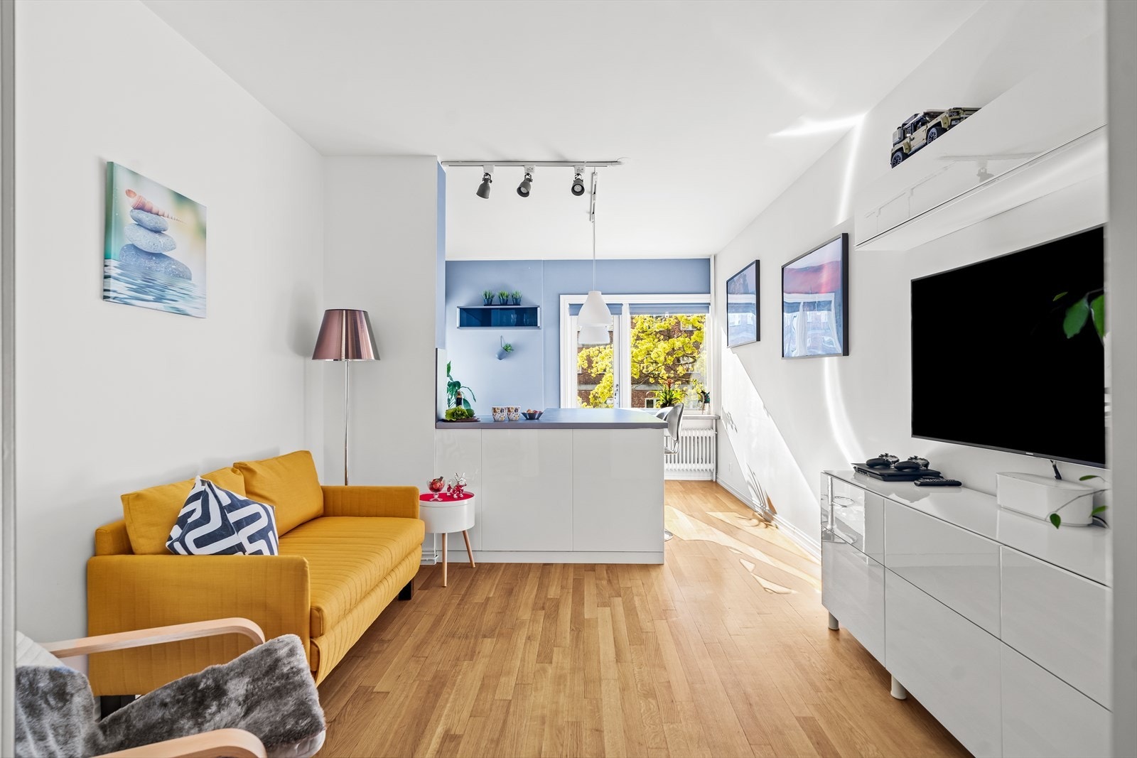 Oppholdsrommet er lyst og trivelig, med store vindusflater. Galleribilde
