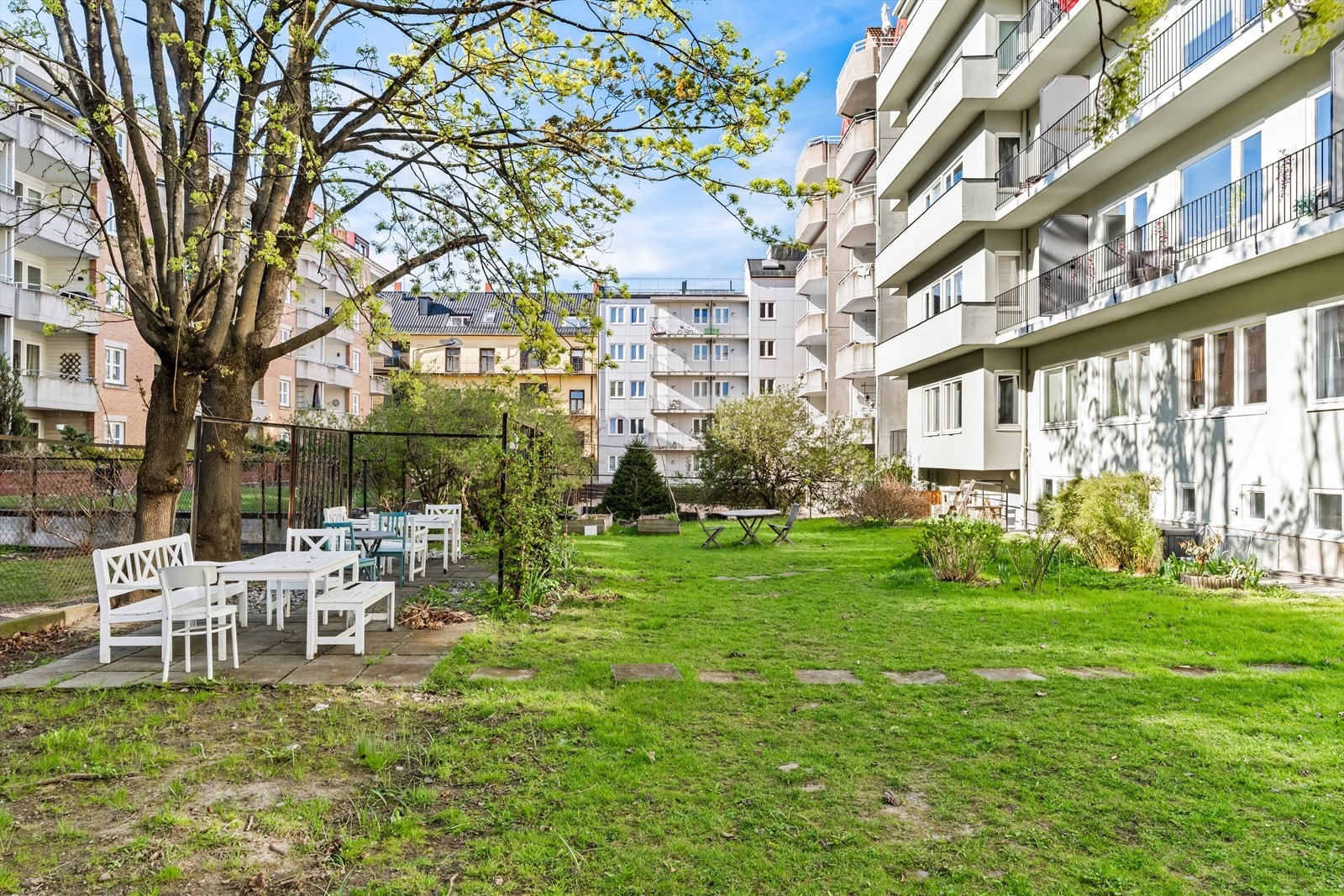 Hele leiligheten er vendt inn mot skjermet bakgård, hvor det er etablert fine sittegrupper. Galleribilde
