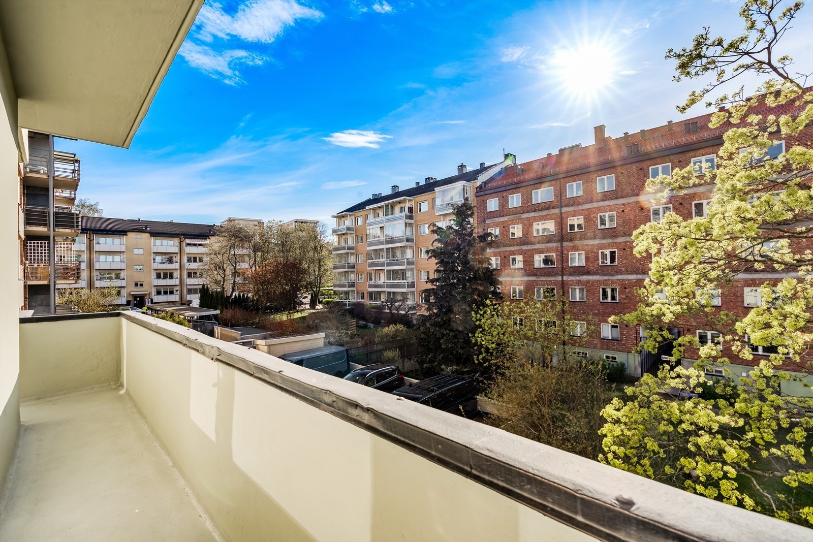 Fra stuen er det utgang til hyggelig balkong vendt inn mot gårdsrommet. Galleribilde