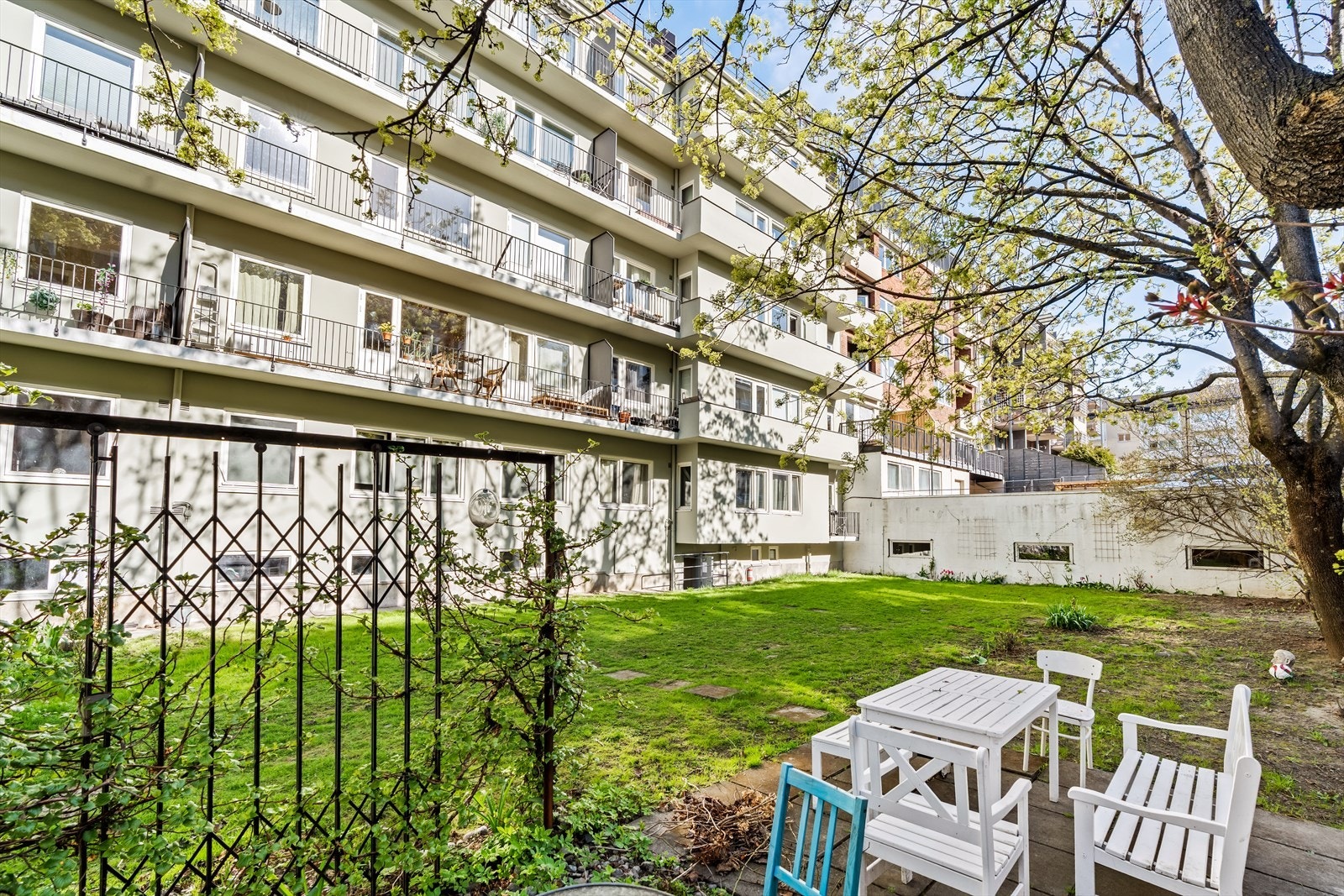 Sameiet har pent opparbeidede fellesarealer i skjermet bakgård. Galleribilde