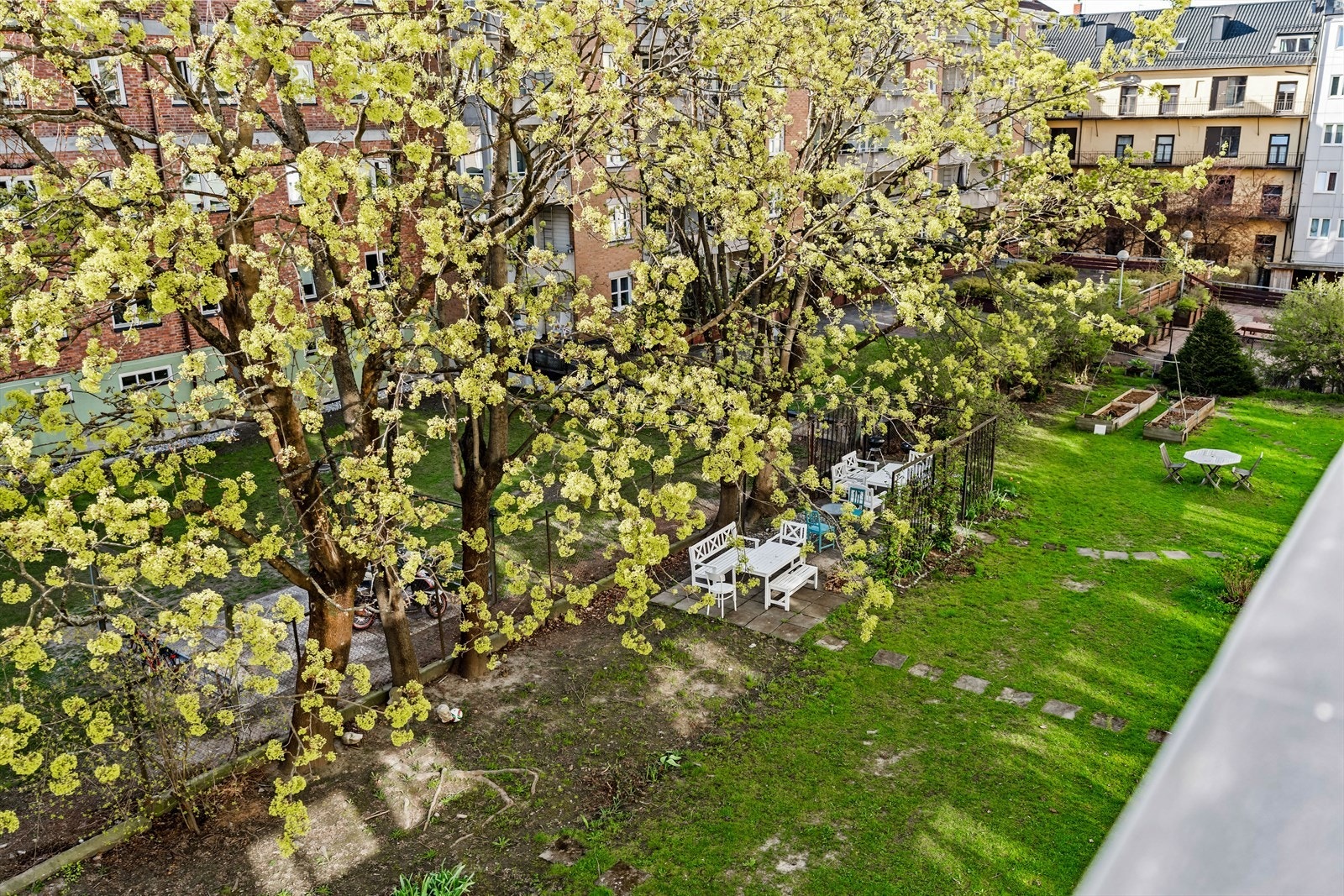 Utsyn mot gårdsrommet. Galleribilde