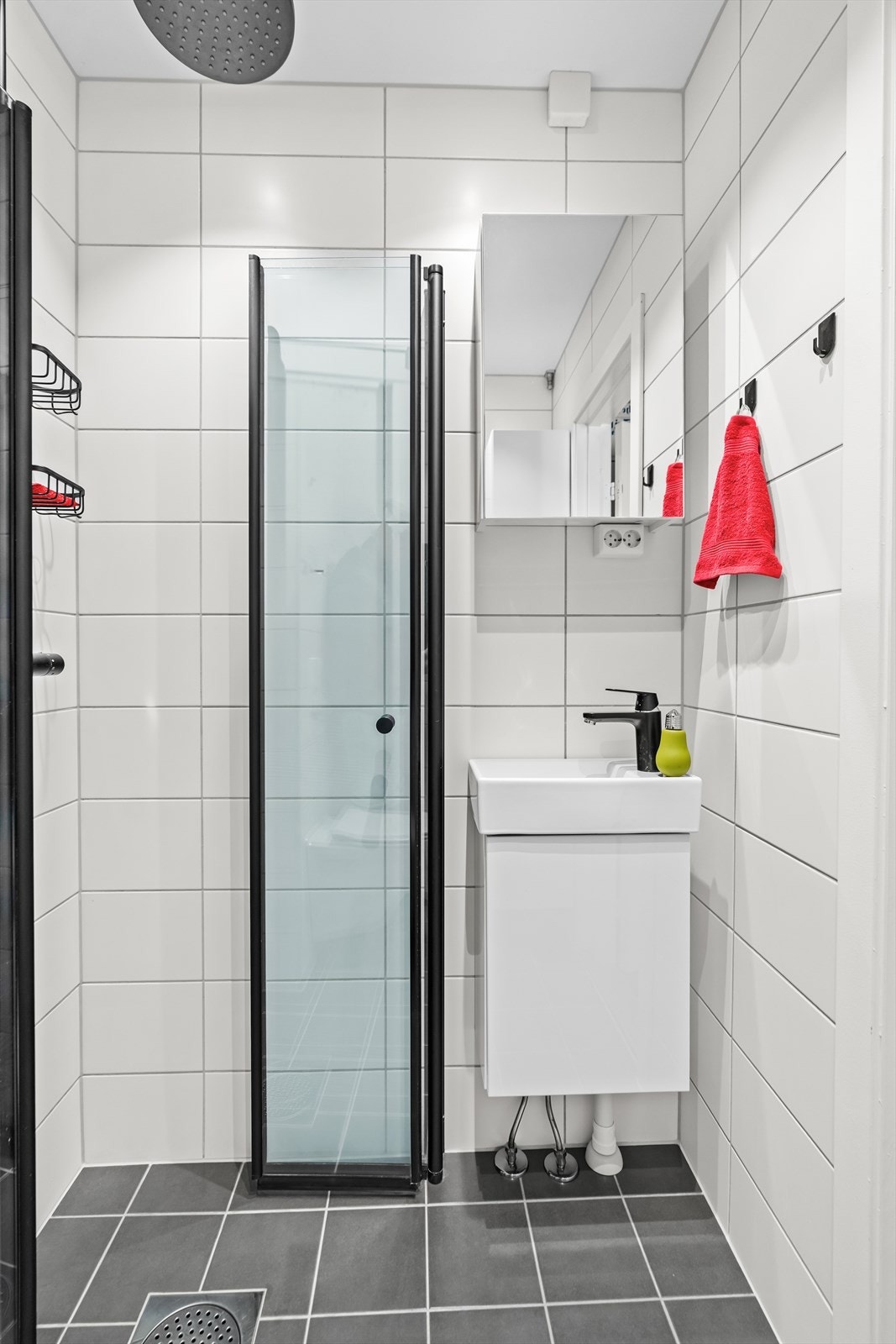 Badet har et flislagt lysegrått gulv, samt hvite fliser på veggene. Det er downlights og malt overflate i himlingen, samt gulvvarme. Badet ble rehabilitert i 2022 i regi av sameiet. Galleribilde