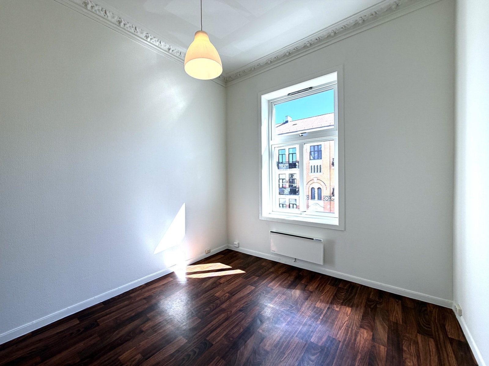 Opphold-soverom med høyt under taket og original stukkatur i tak. Galleribilde