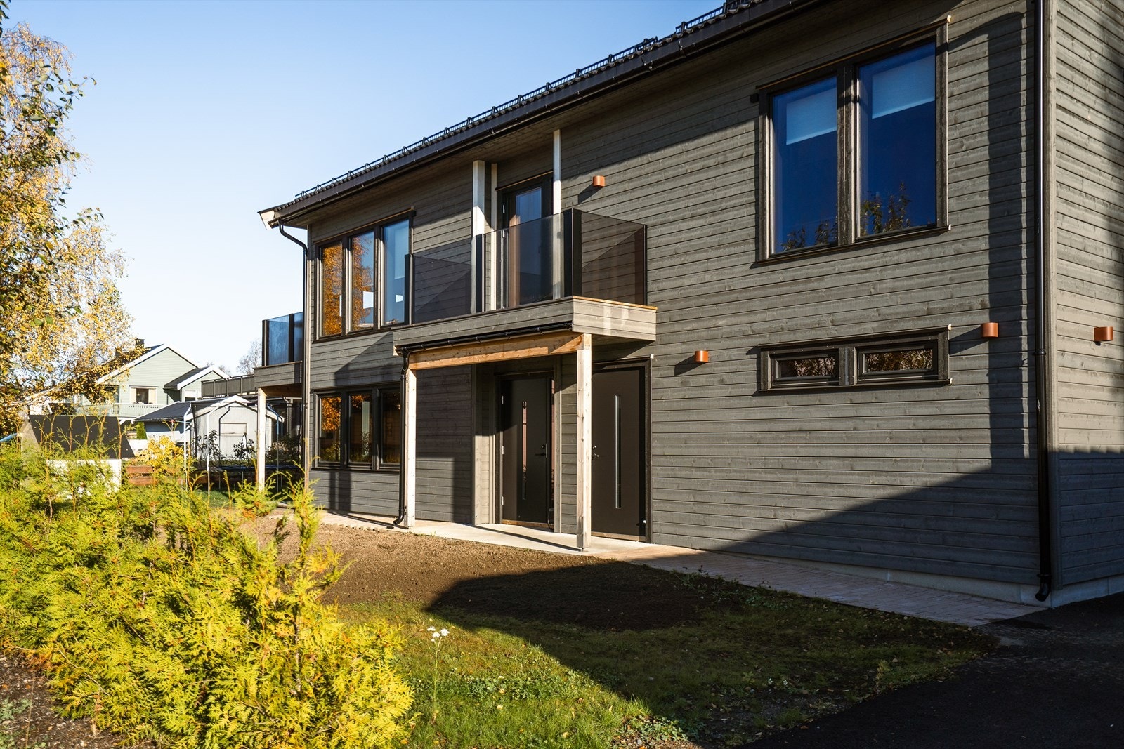 Boligen har et pent inngangspart med belysning. Galleribilde