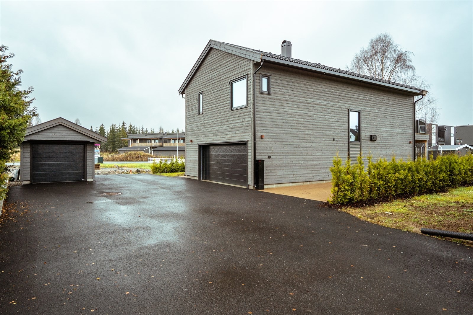 Boligen har integrert dobbelgarasje i tillegg til en enkelgarasje. Galleribilde