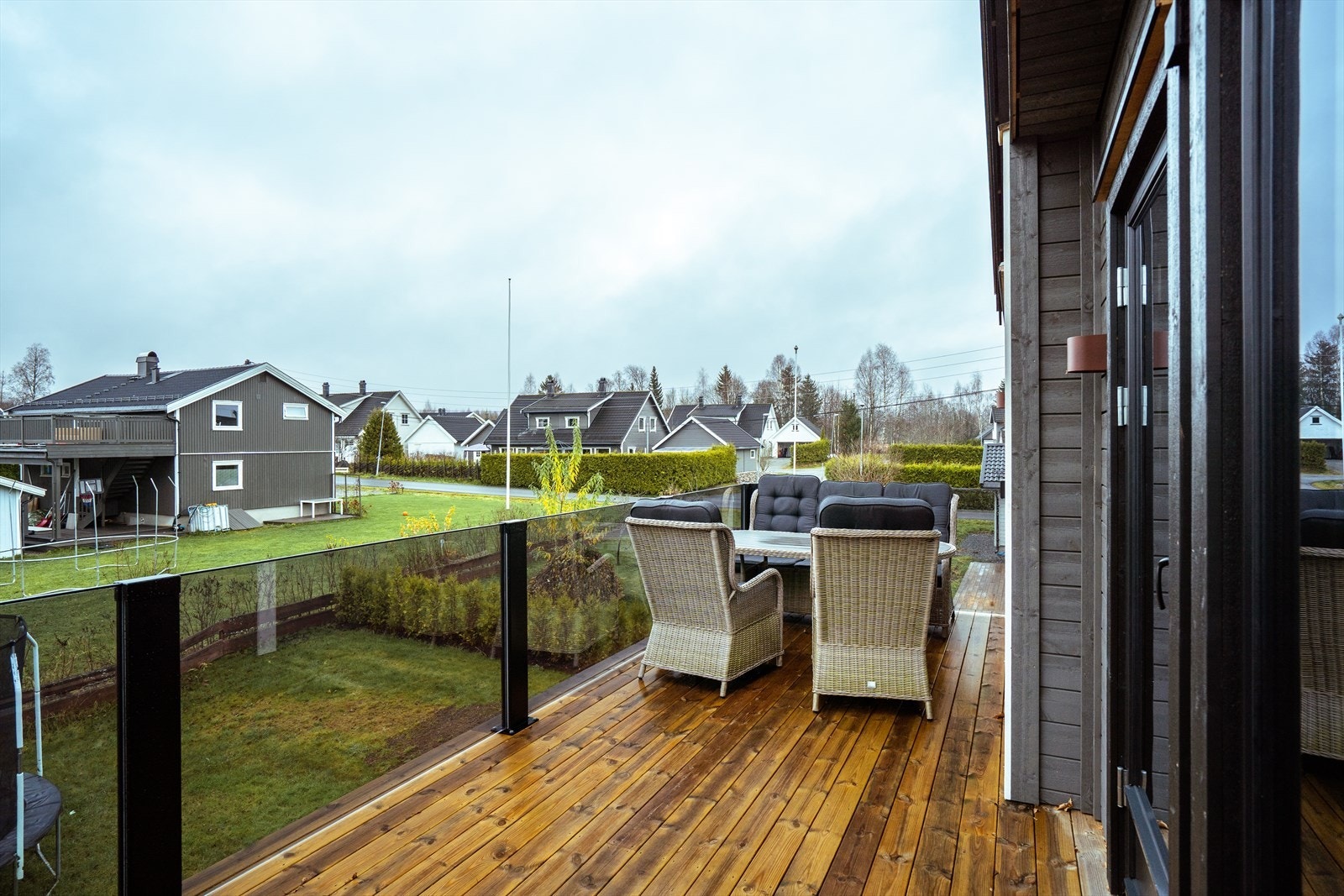 Balkongen på 18 m² har utgang fra stuen og gir god plass til møblering. Galleribilde