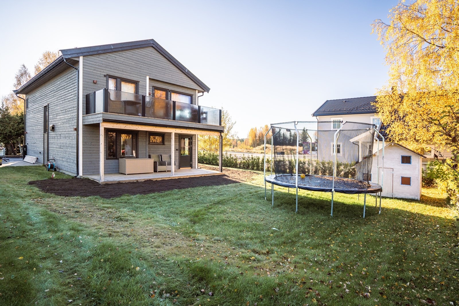 Boligen har et flott uteområde som kombinerer sol, privatliv og god plass til lek. Galleribilde