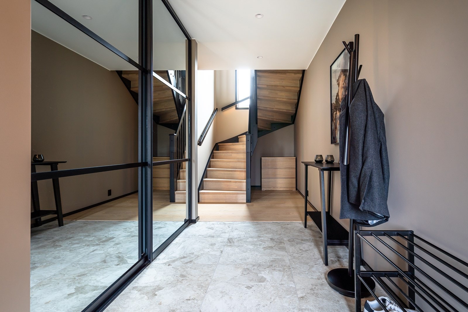 Entréen har flislagt gulv og en praktisk skyvedørsgarderobe. Galleribilde