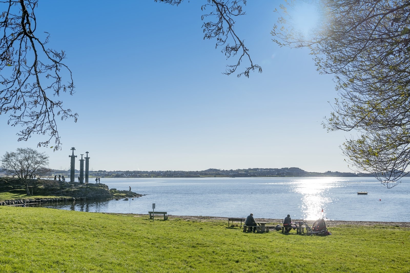 Kort vei til flotte turområder og den populære badeplassen ved Møllebukta Galleribilde