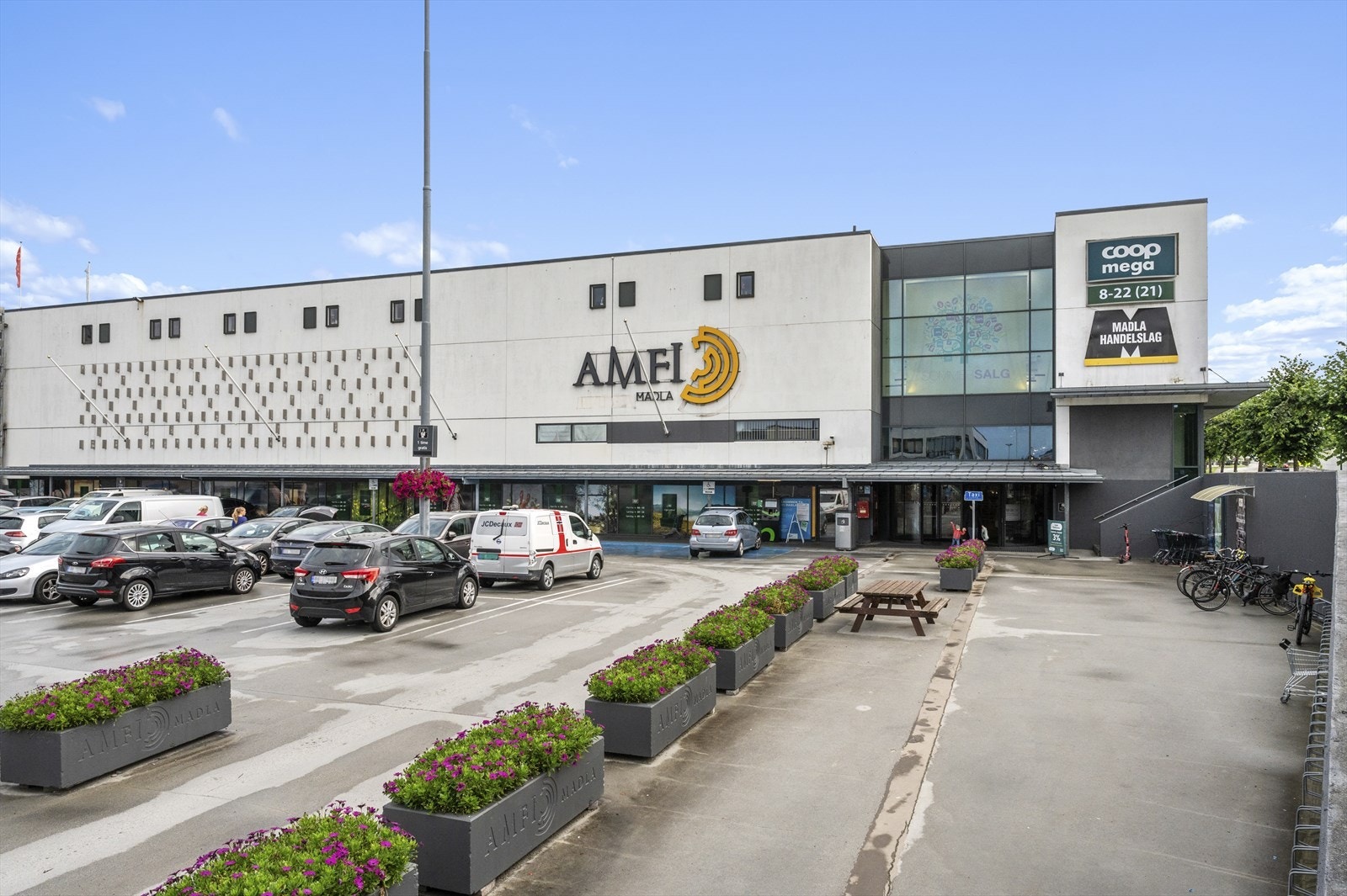 Det er gangavstand til Amfi Madla, som tilbyr et bredt utvalg av butikker og servicetilbud Galleribilde