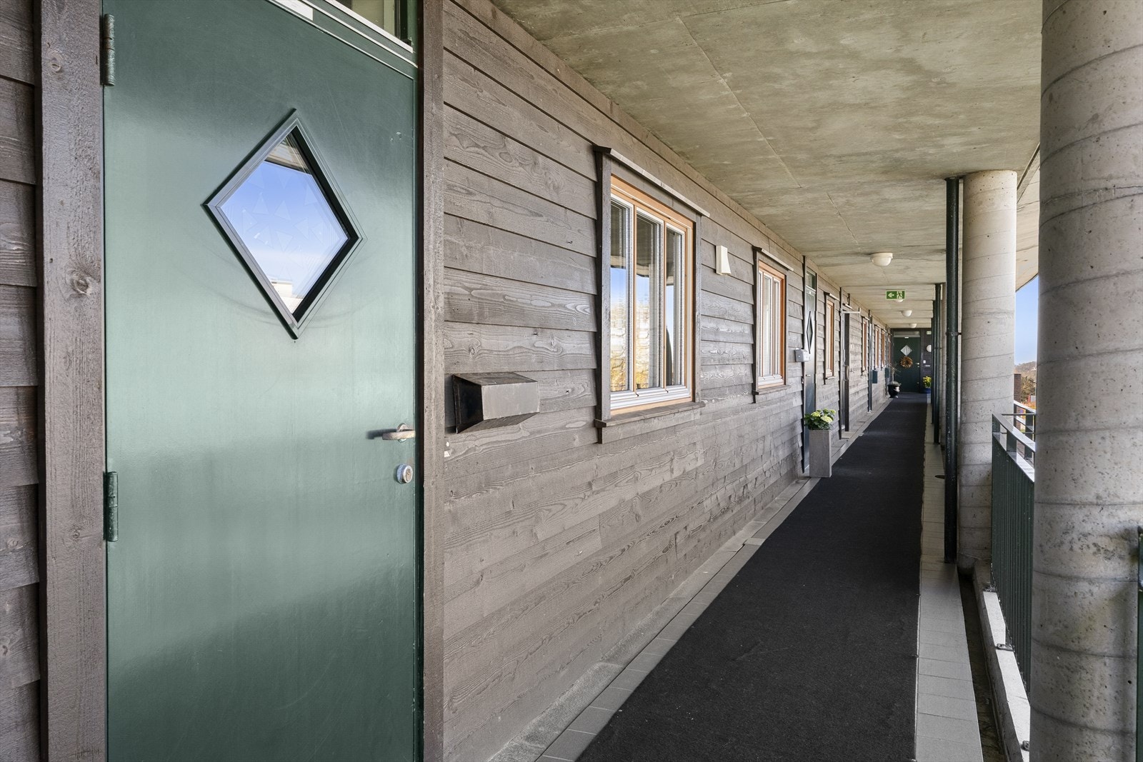 Overbygde svalganger fører frem til inngangsdøren slik at man kommer tørrskodd til/fra bilen Galleribilde