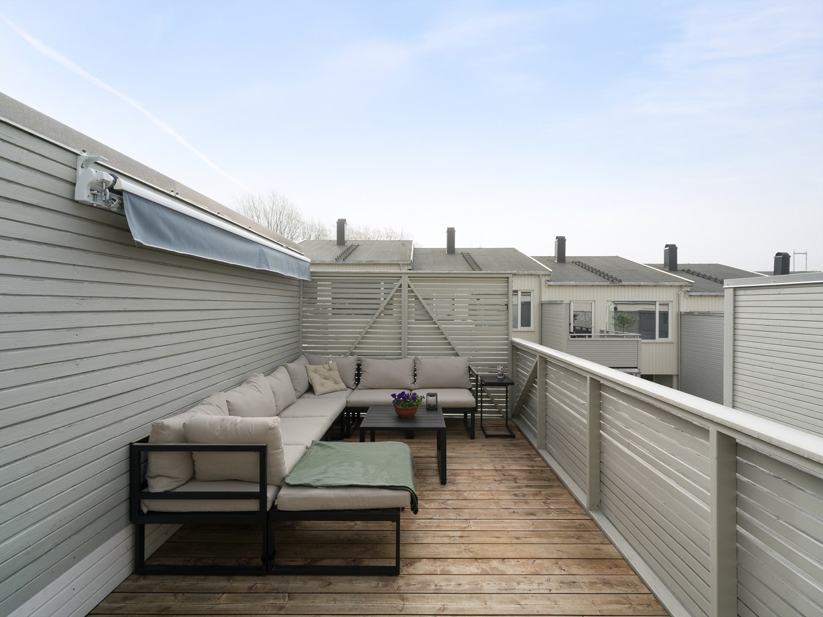 Terrasse med god plass til utemøbler Galleribilde