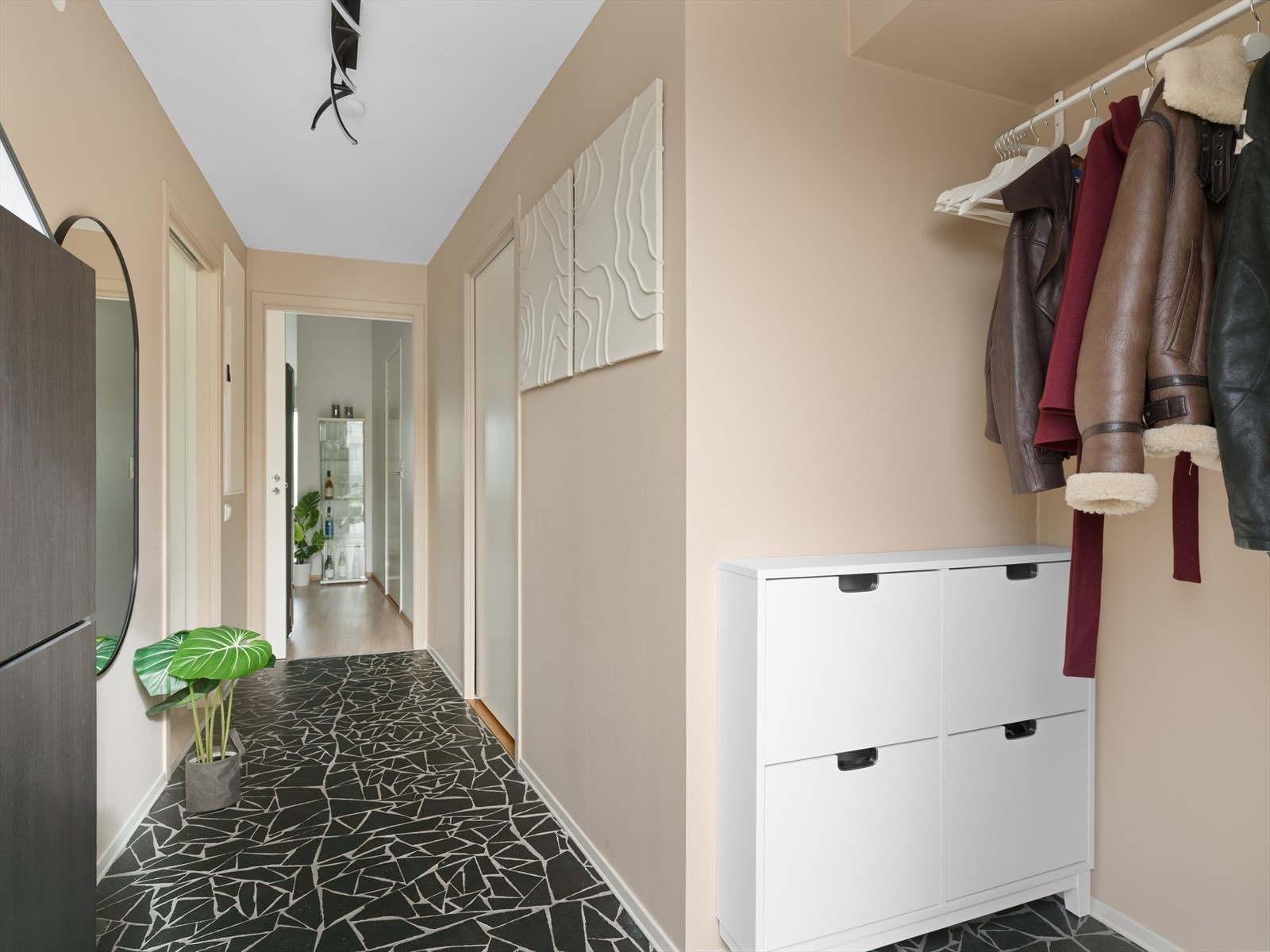 Velkommen inn! God plass til å henge fra det yttertøy Galleribilde