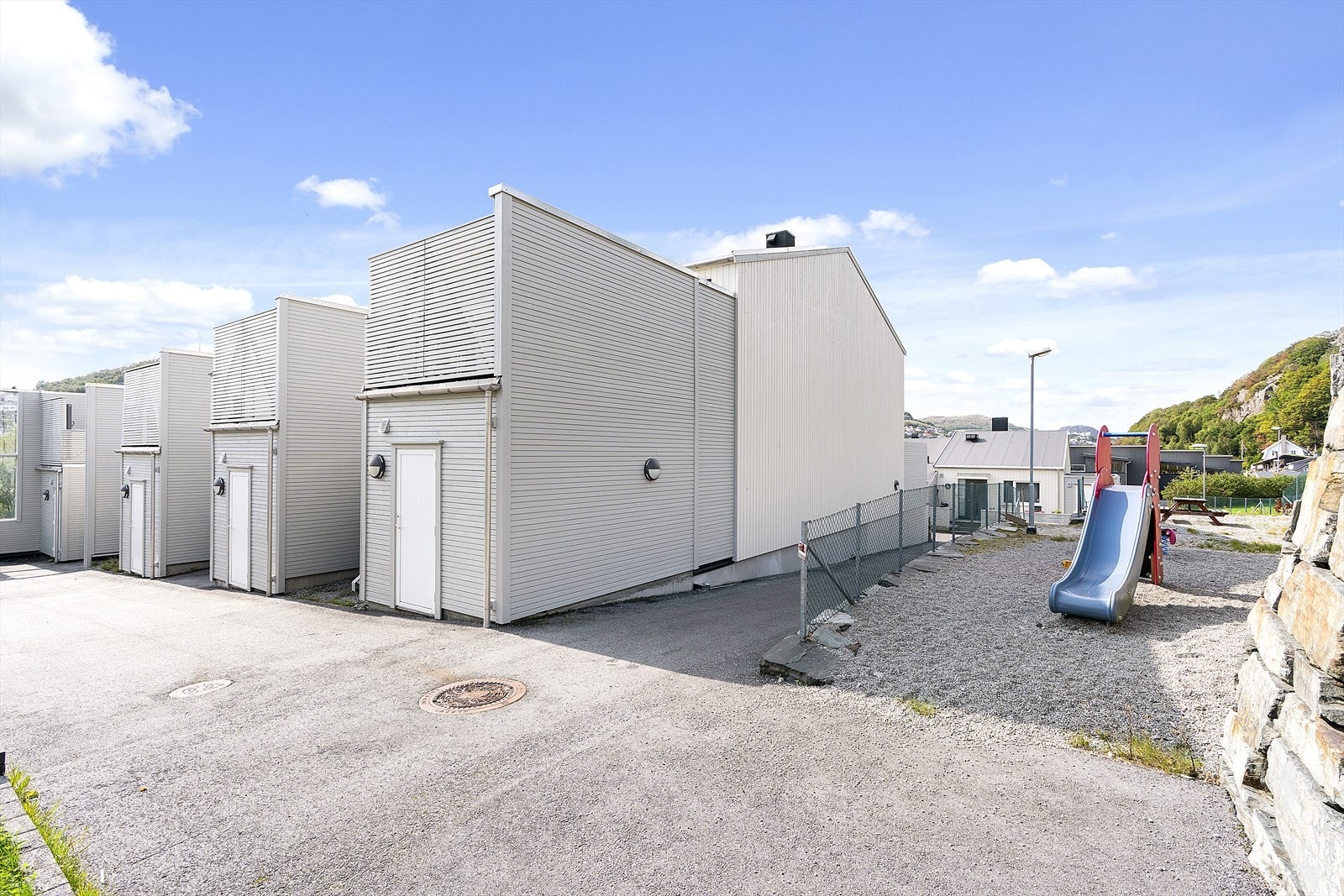 Adkomst til leiligheten opp trappen. Egen bod under terrassen Galleribilde