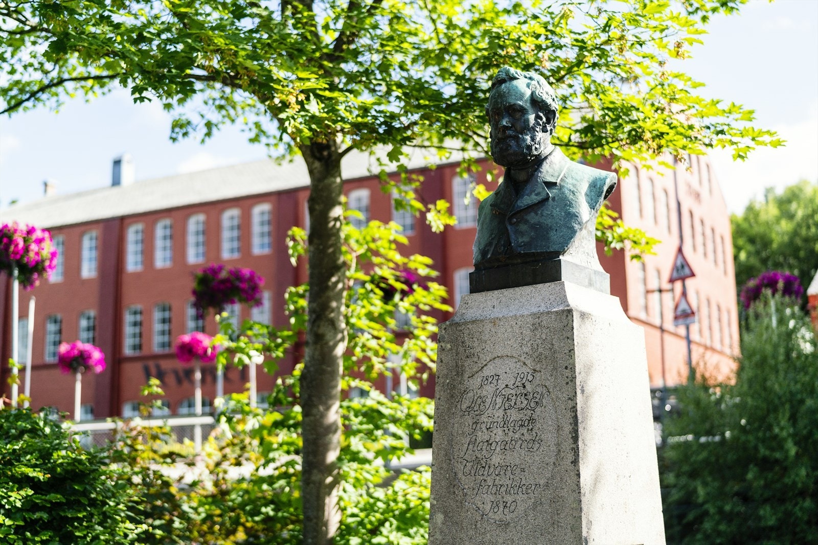 Veveriet med bibliotek og masse andre tilbud, en samlingsplass i Ålgård Galleribilde
