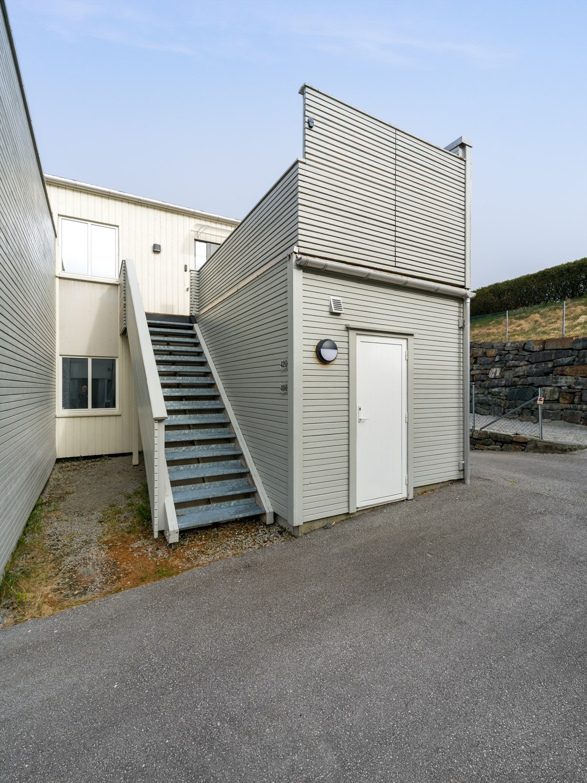 Inngangsparti og terrasse opp trappen, bod under terrassen Galleribilde